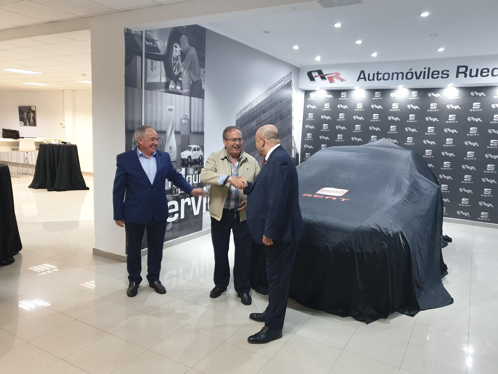 El premiado, Juan Morales, junto con José Gómez Rueda (Automóviles Rueda) y Manuel Curtido (presidente de la Federación Malagueña de Peñas).
