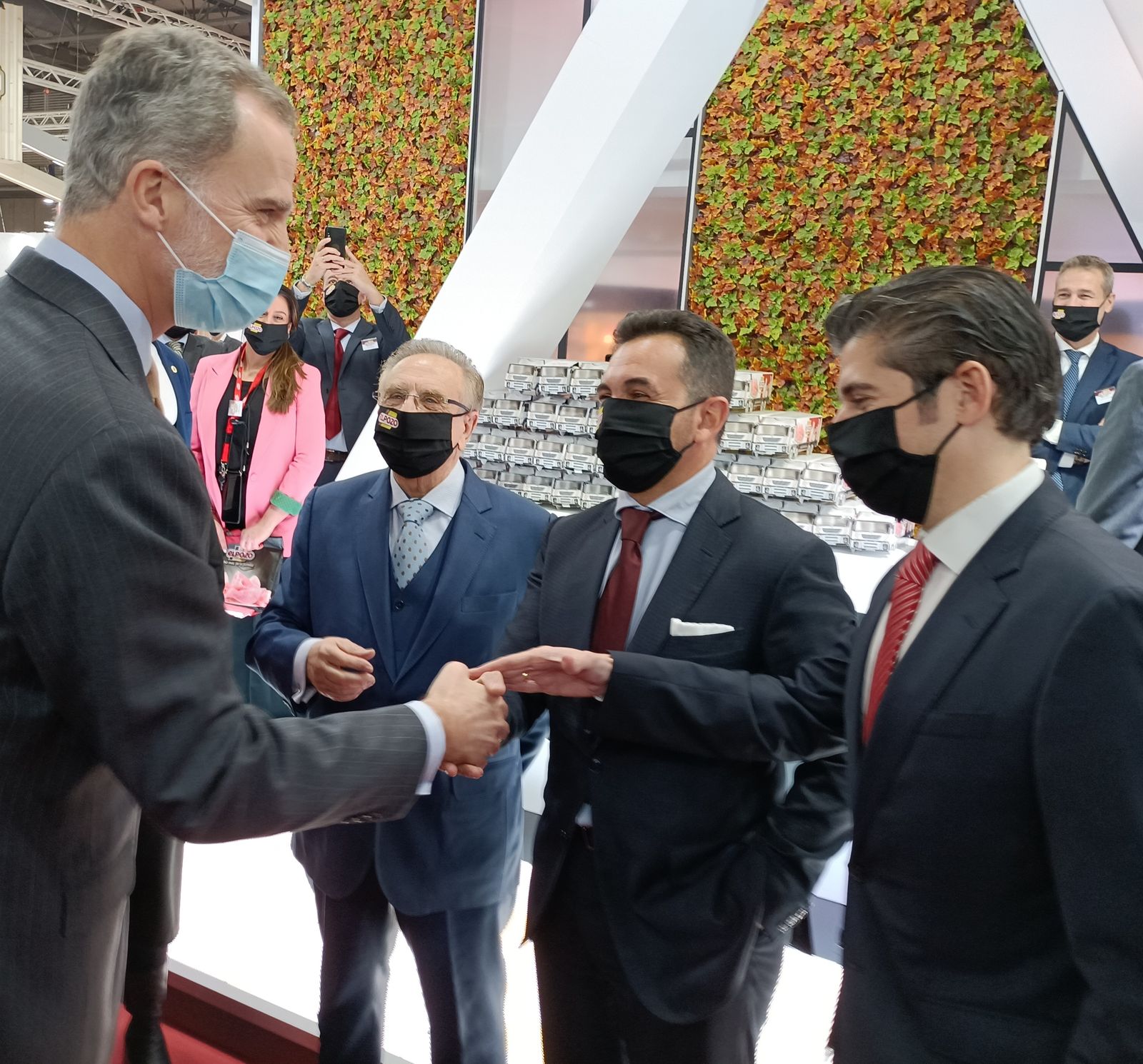 Pie de foto: Su Majestad del Rey Felipe VI saluda a Tomás Fuertes, presidente de Grupo Fuertes; Rafael Fuertes, director general de El Pozo Alimentación y Juan Antonio Cánovas director comercial de productos frescos de El Pozo Alimentación