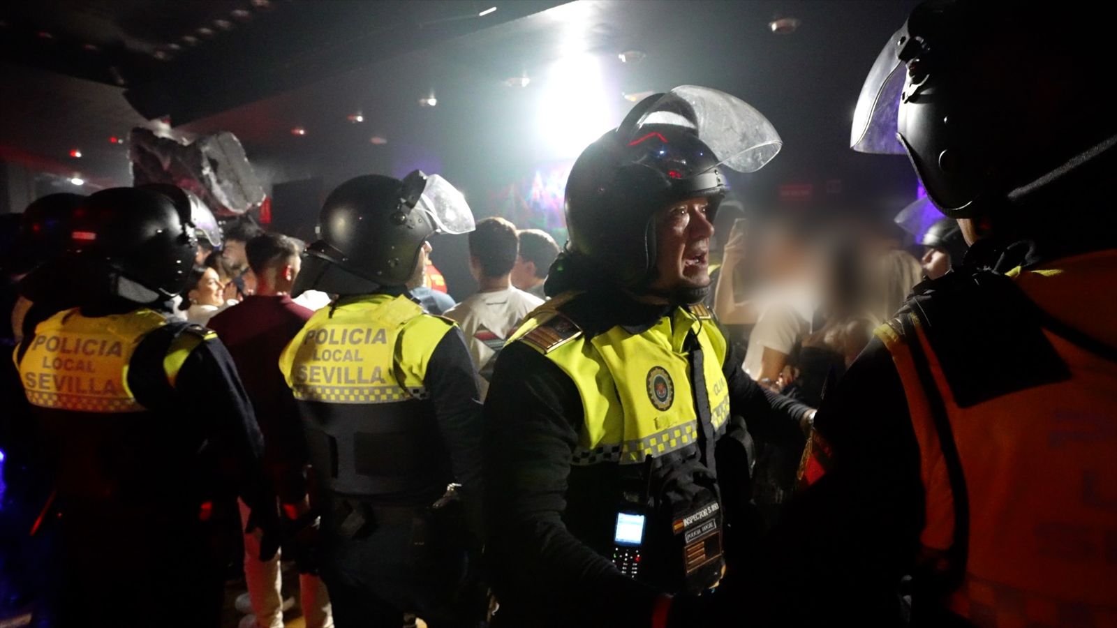 Policías locales en uno de los controles de la noche de Halloween.