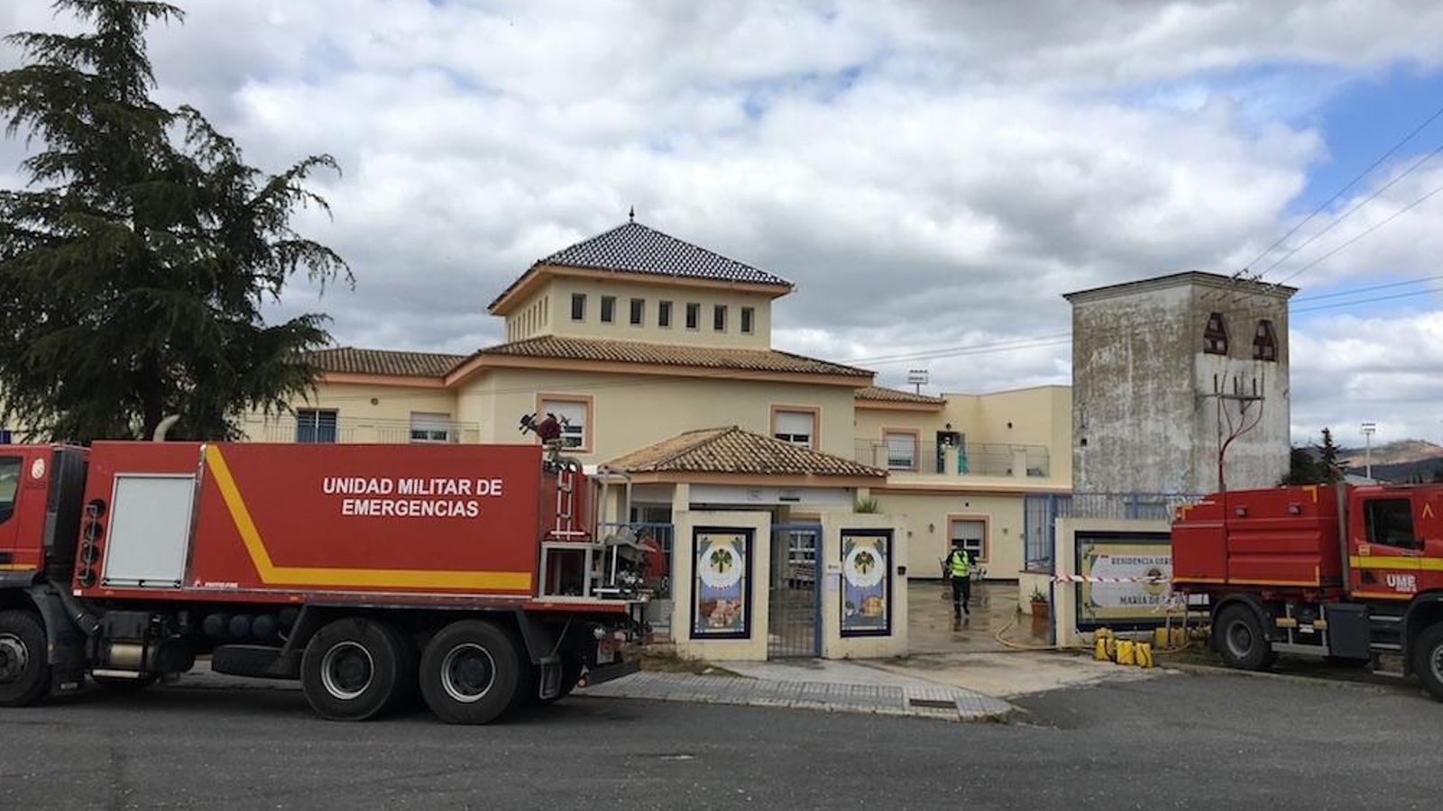 Vehículos de la UME en la puerta del centro de Nerva.