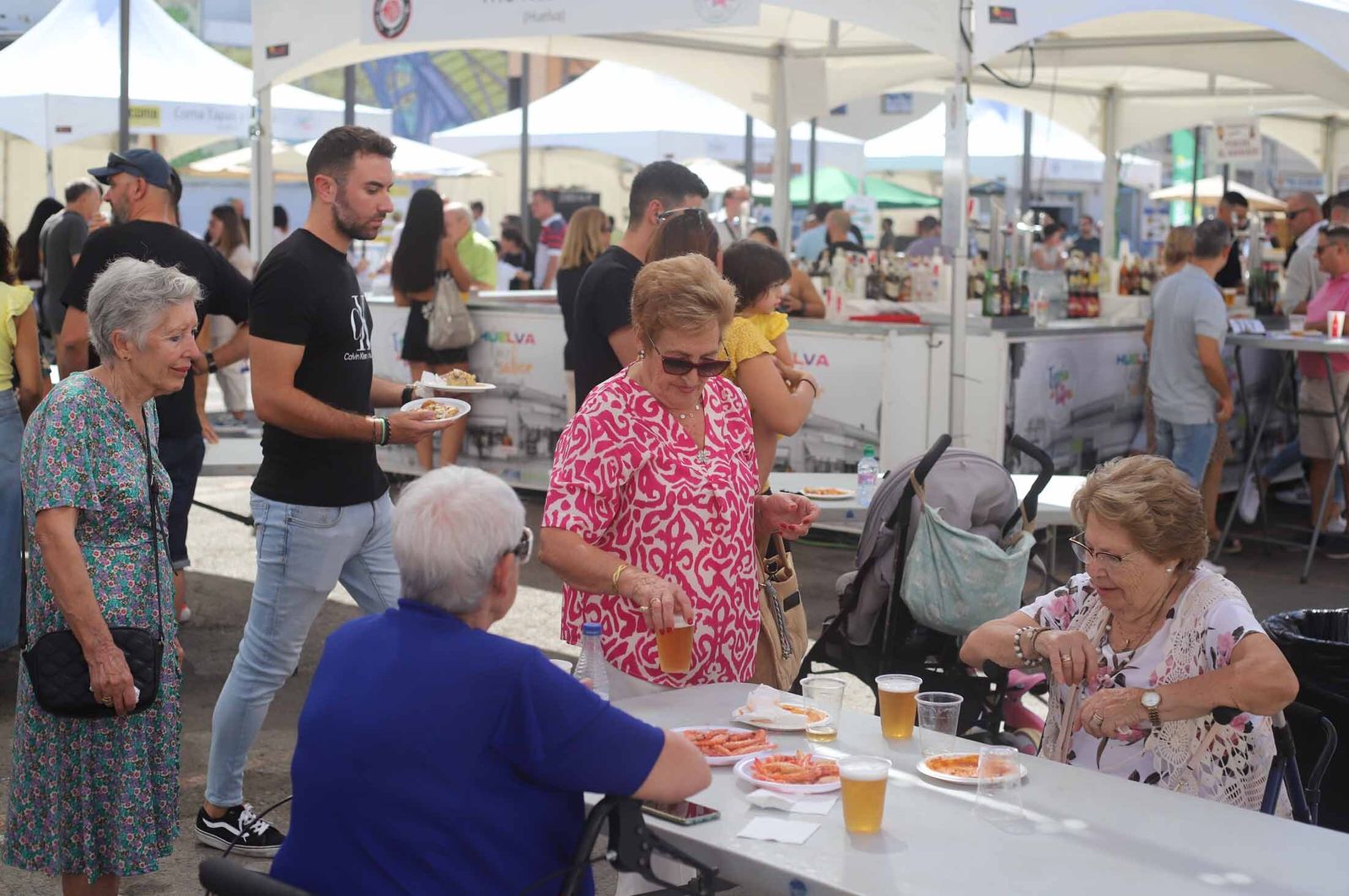 Imágenes del ambiente en la Feria de la Tapa de Huelva