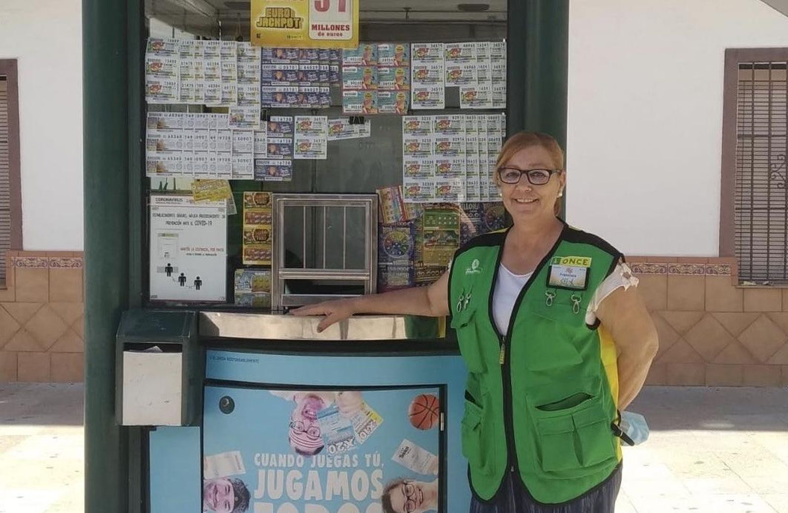 Francisca Murillo, que ha repartido 240.000 euros entre trabajadores del campo de Los Palacios con el Cuponazo de la ONCE