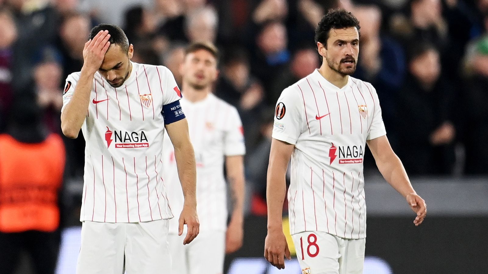 Joan Jordán y Delaney, con José Ángel al fondo, en el partido malhadado de Londres.