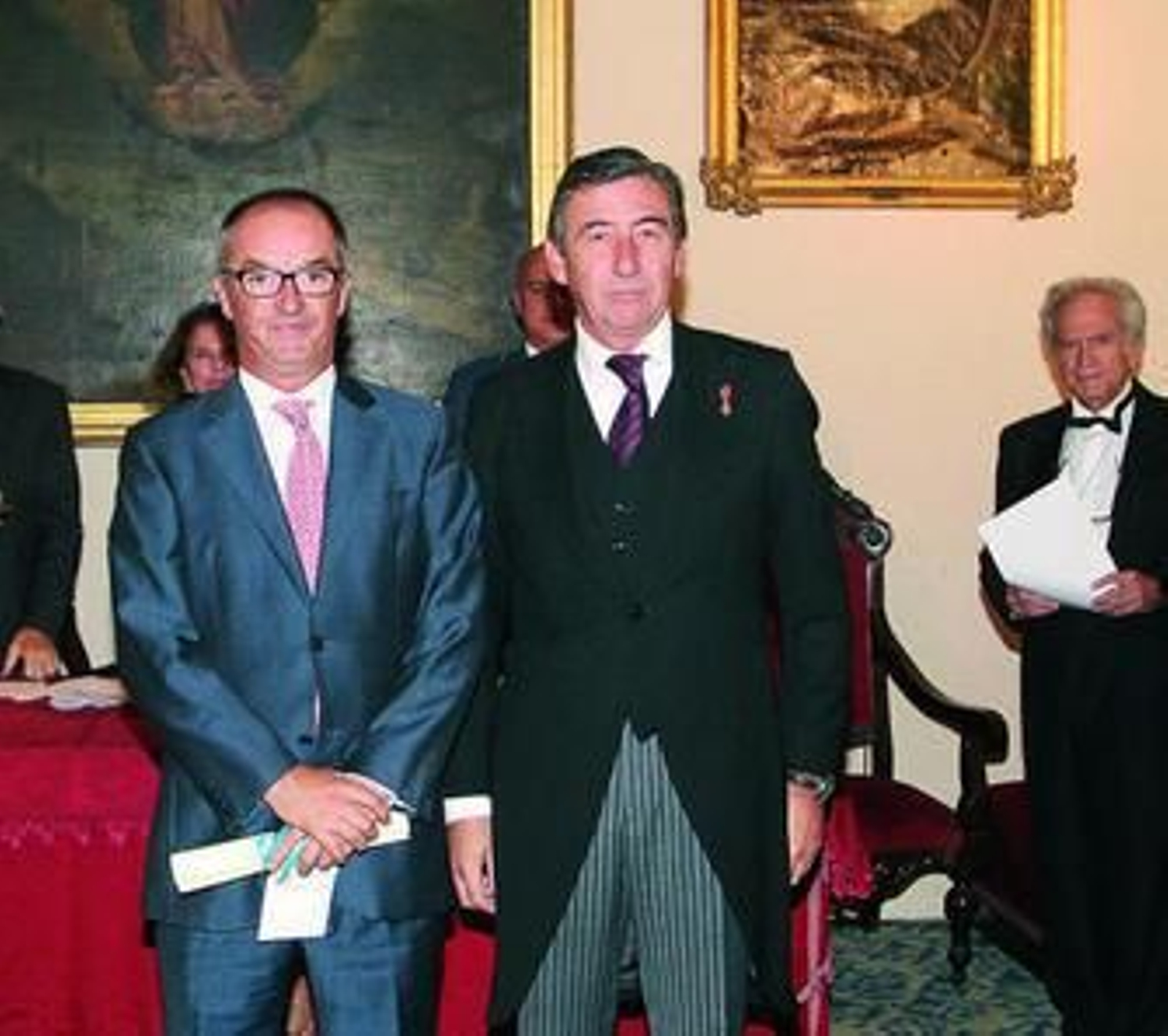 El jerezano Fermín Villaescusa (izquierda), durante el acto celebrado en Sevilla.