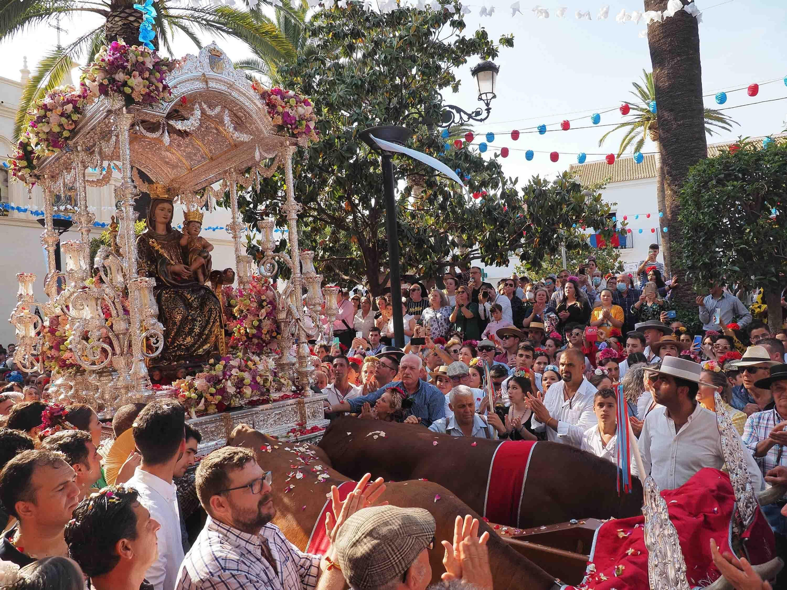 Las imágenes de la procesión de la Virgen de la Bella por las calles de Lepe en 2022
