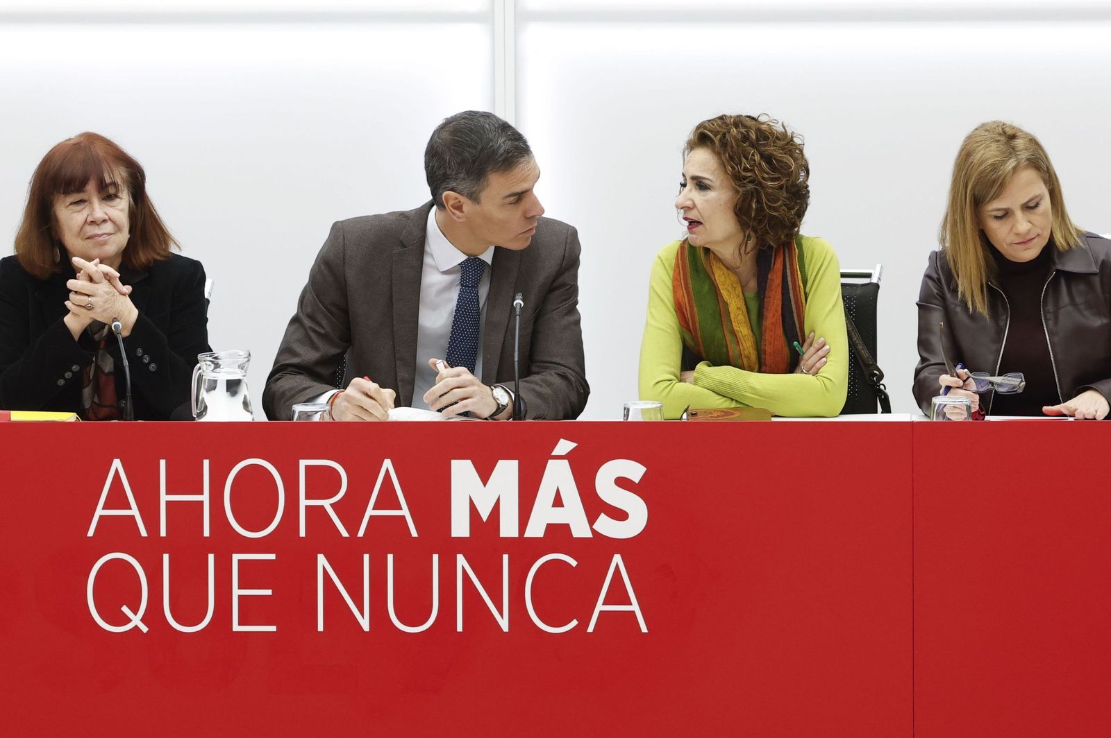 El presidente del Gobierno y  secretario general del PSOE, Pedro Sánchez  (2i), preside la reunión de la Comisión Ejecutiva Federal del PSOE junto a la presidenta del partido, Cristina Narbona (i), la vicesecretaria general, María Jesús Montero  (2d), y  la secretaria de Igualdad, Pilar Bernabé (d)
