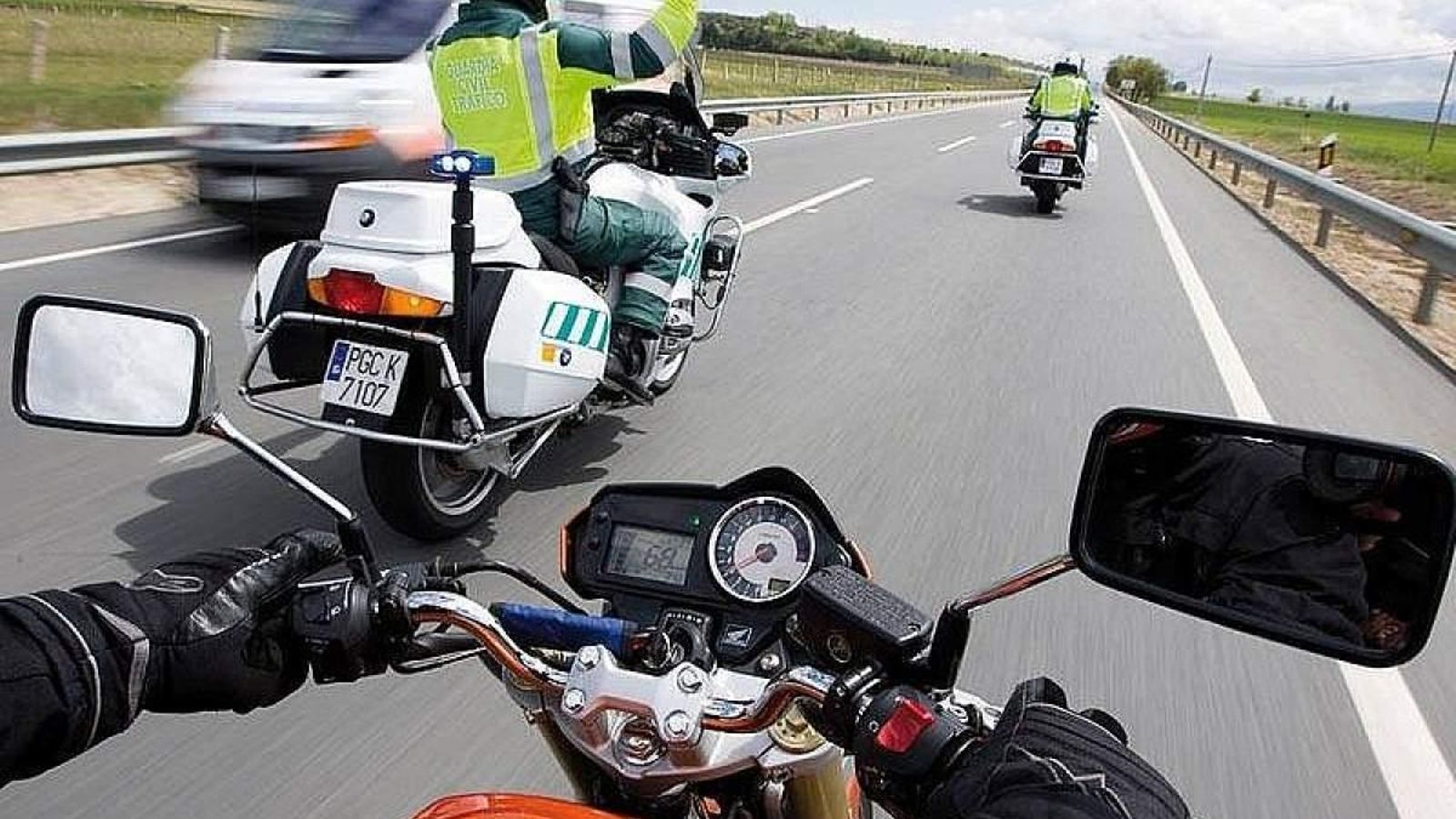 La DGT permite la circulación de las motos por el arcén pero con condiciones