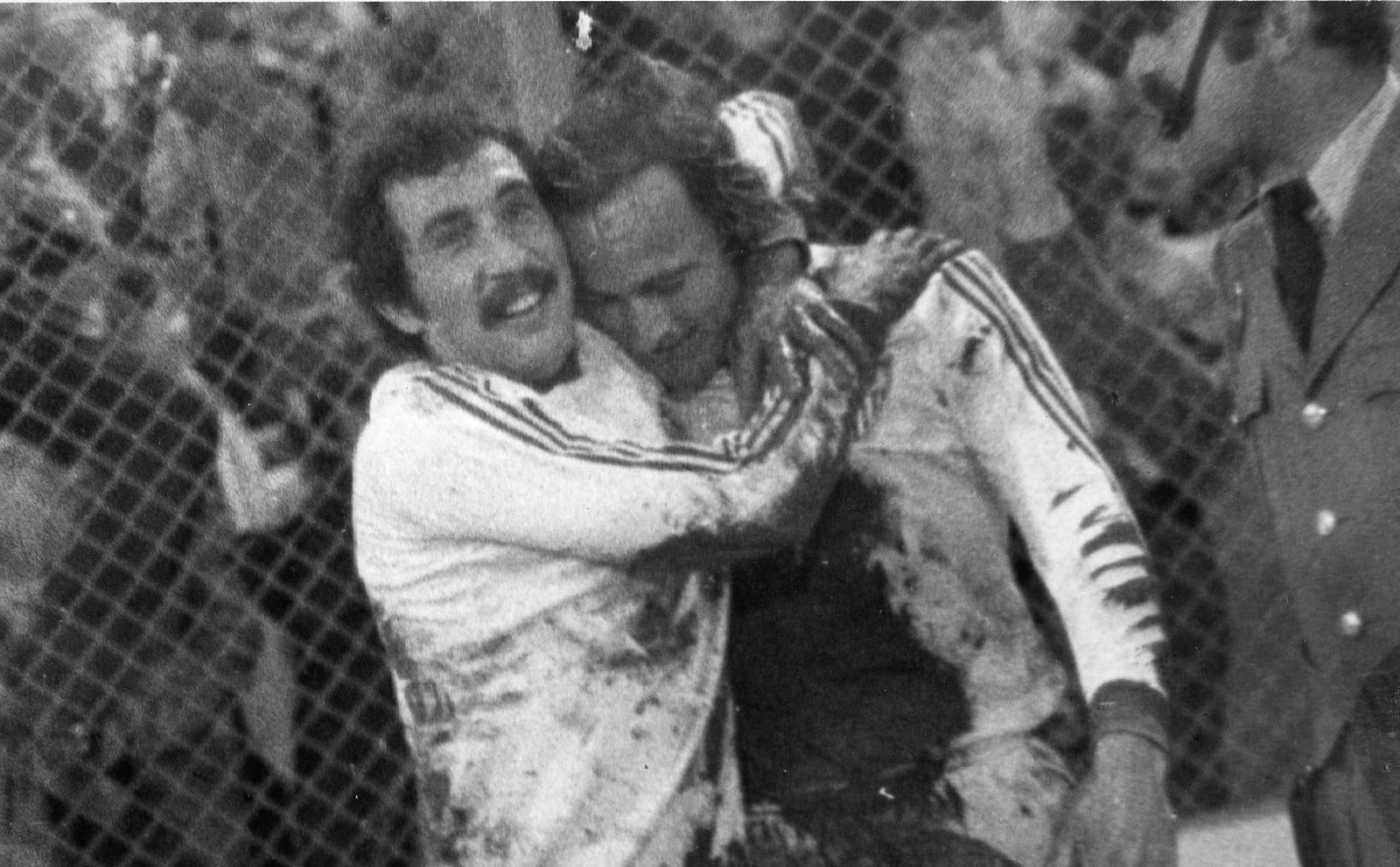 Cantudo se abraza a Scotta tras un gol del Sevilla de los 70.