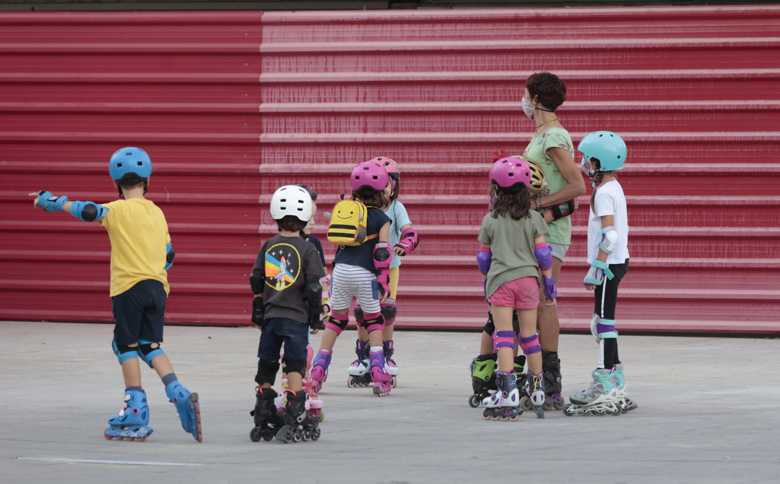 Varios niños patinan en la vía pública en un espacio habilitado en Nervión Plaza.