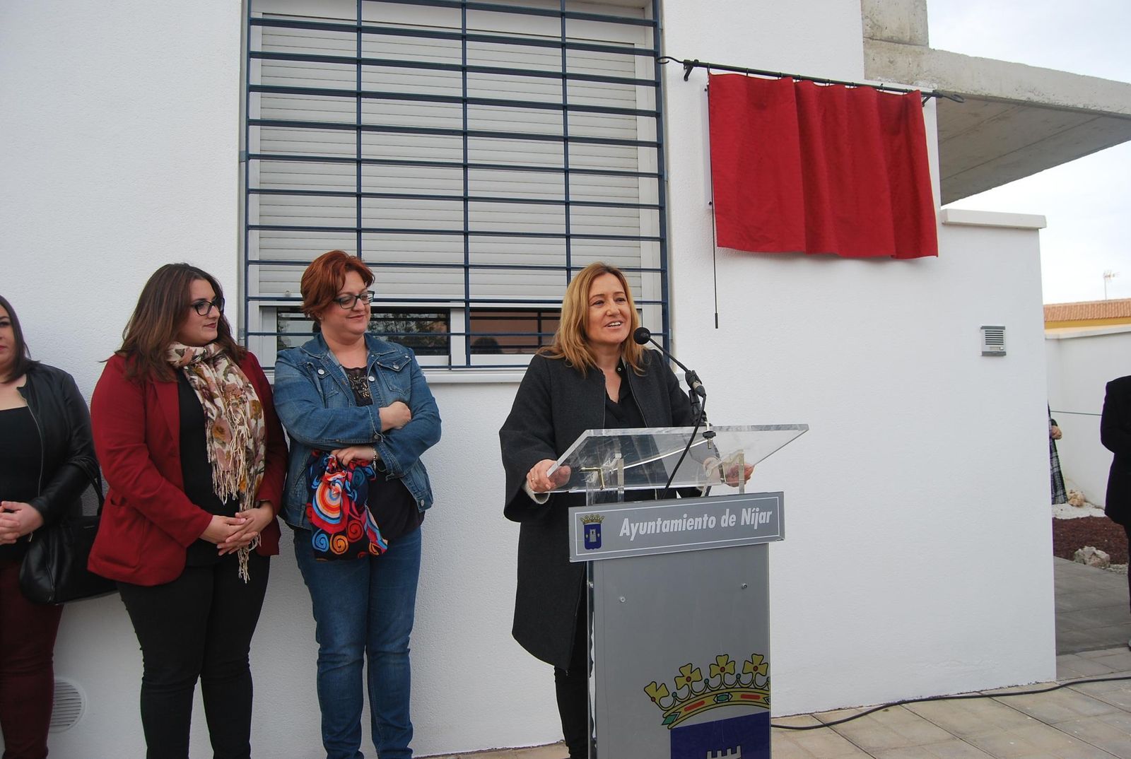 Esperanza Pérez, alcaldesa de Níjar, mostró su satisfacción con la apertura del centro.