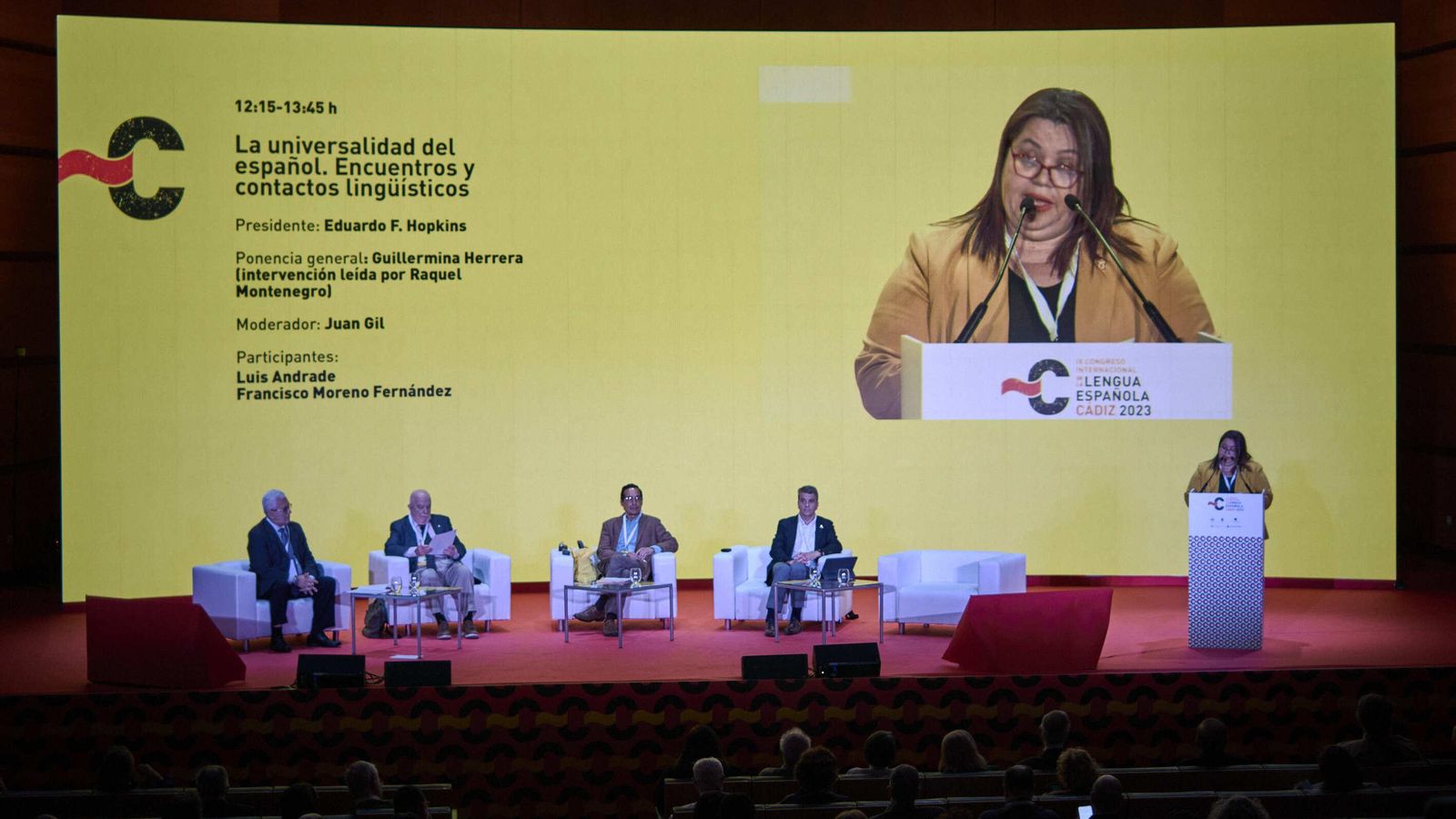 Raquel Montenegro lee la ponencia general de Guillermina Herrera sobre la universalidad del español.