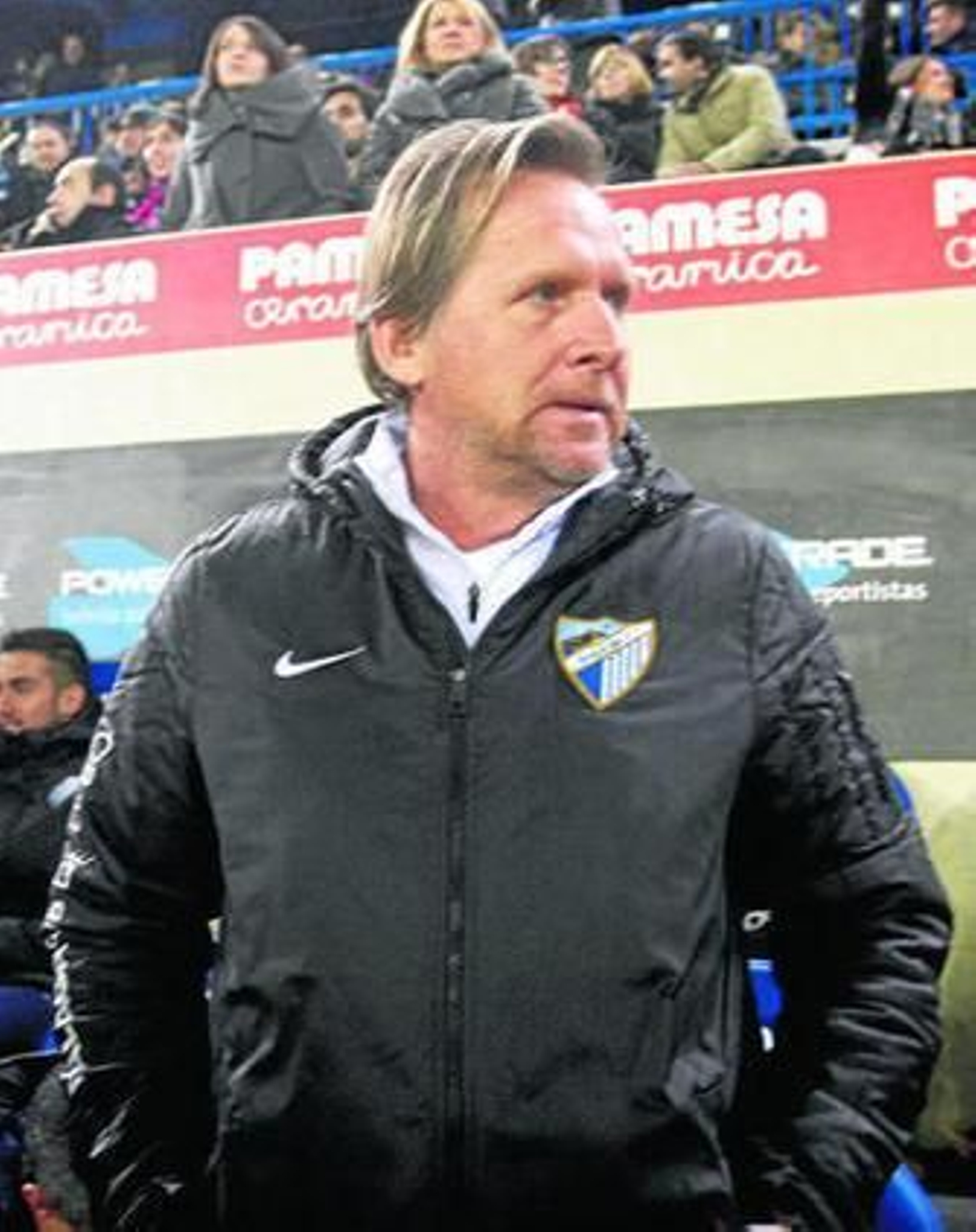 Schuster contempla el partido desde el banquillo de El Madrigal.