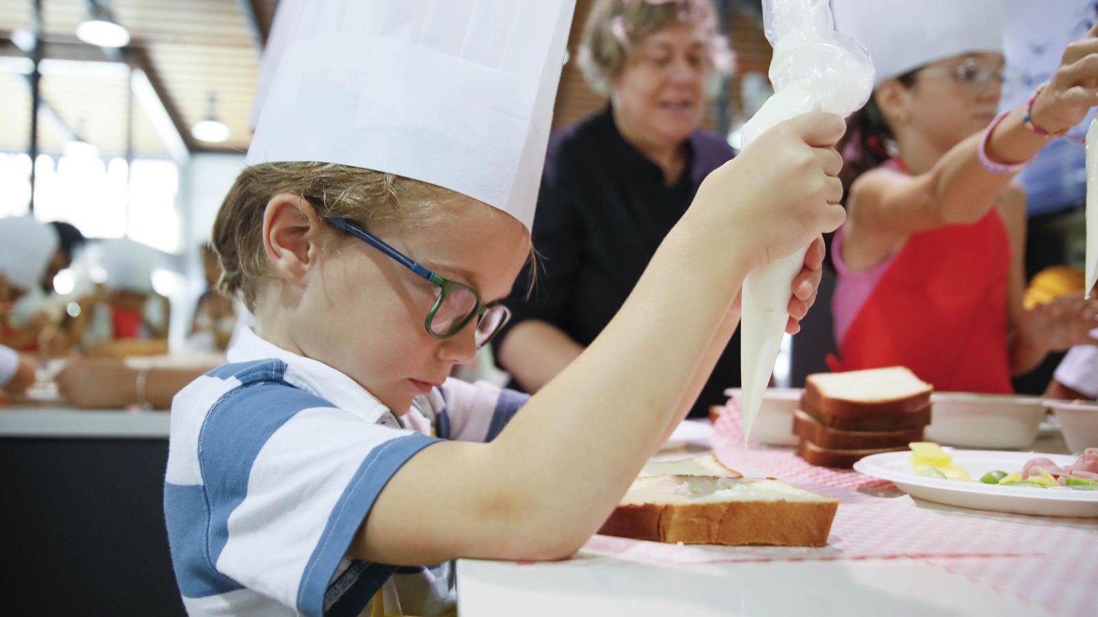 Las imágenes del taller infantil de cocina en el mercado de Almería