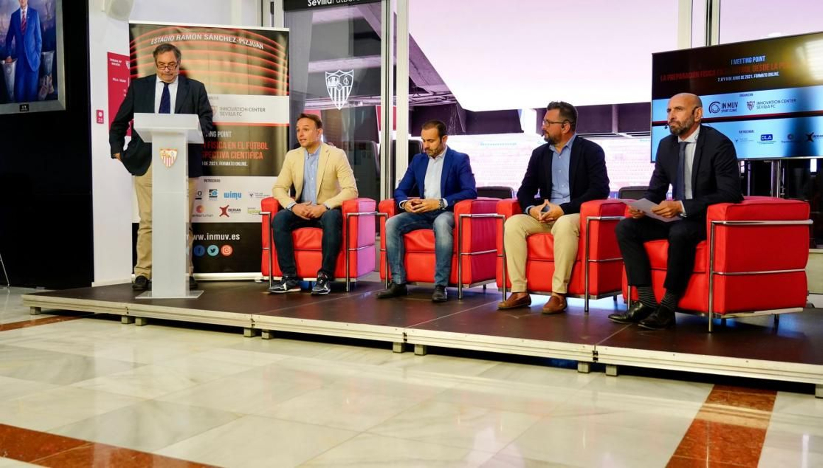 Jesús Gómez presenta el evento ante Moisés de Hoyo, organizador, y Monchi, entre otros ponentes.