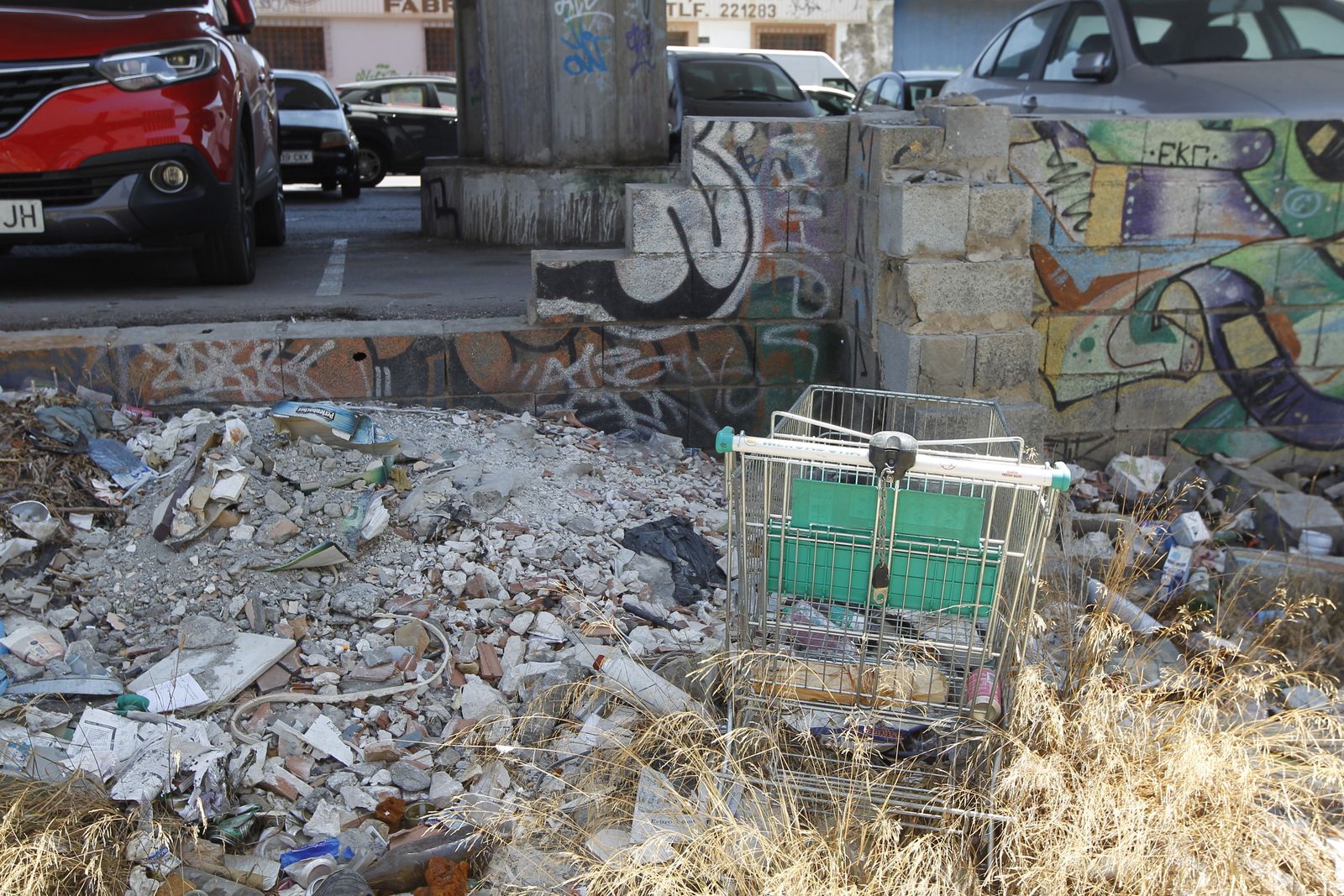 Basura y escombros debajo del puente de la Avenida Mediterráneo.