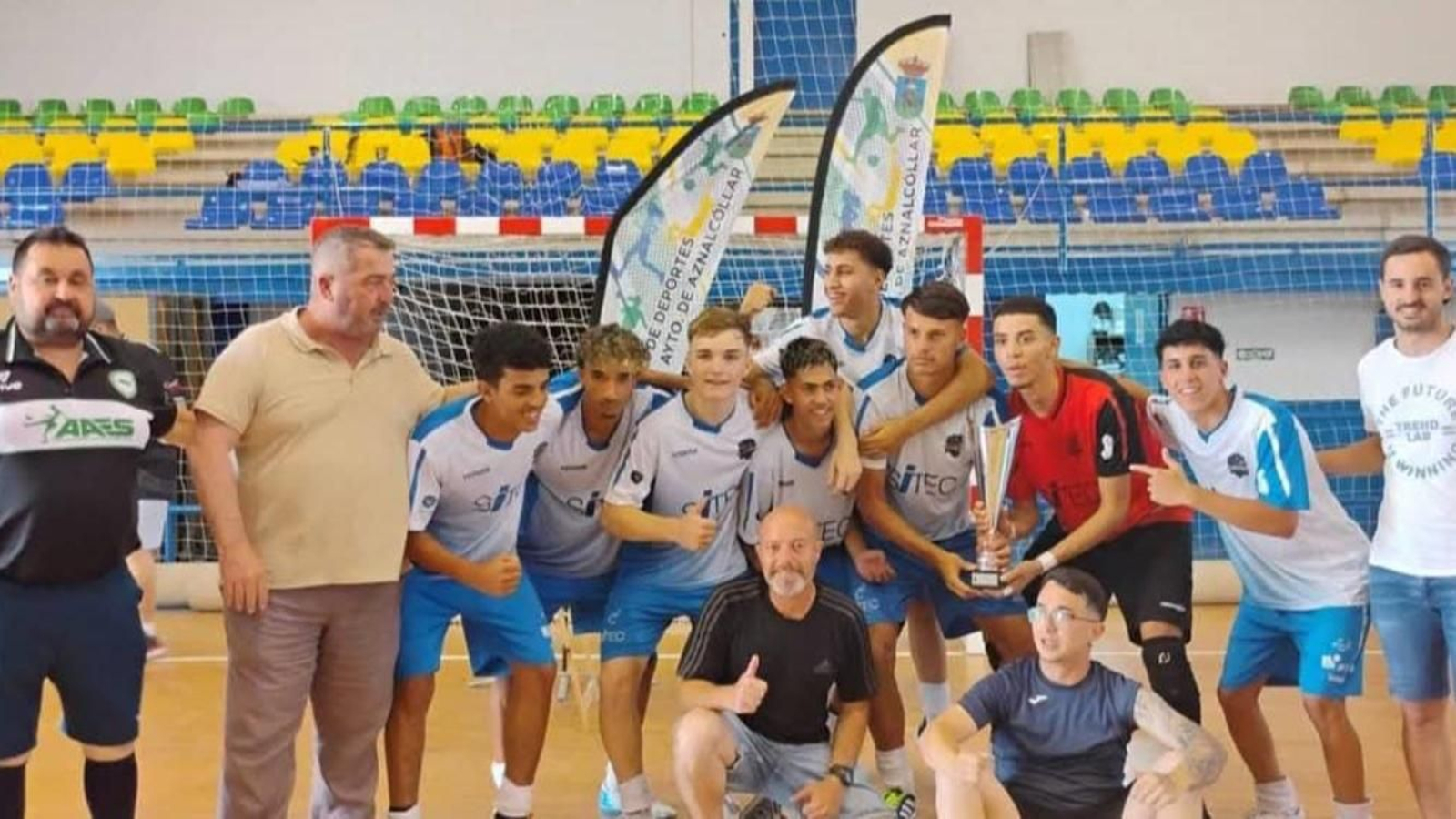 Los almerienses celebran el título juvenil y su clasificación al torneo nacional.