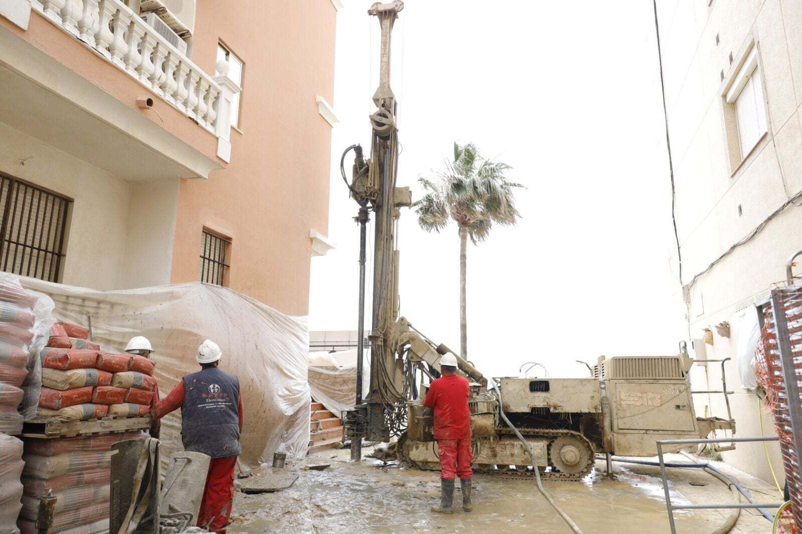 Los primeros trabajos del proyecto del aliviadero de la calle Écija, que da a la playa de La Costilla.