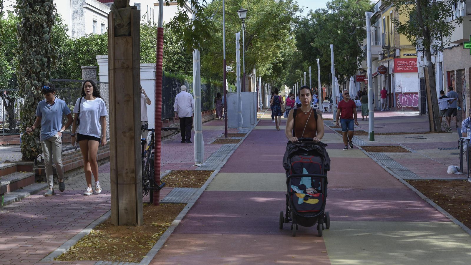 La nueva Cruz Roja, pavimentada con  colores rojizos, queda para  peatones, bicis y emergencias .