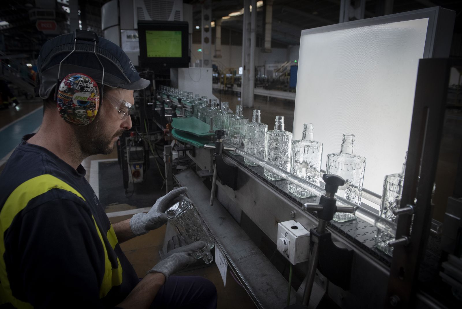El corazón de una planta de reciclaje de vidrio, en imágenes
