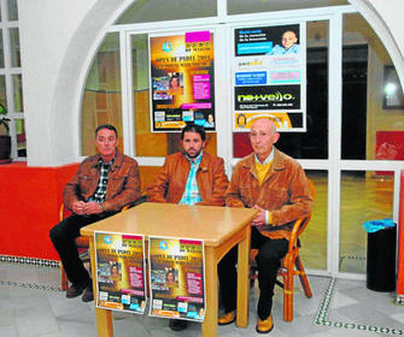 El presidente del club, Ramón Vigara, en el centro, junto a Salomón Cobacho y David, hijo de la homenajeada.