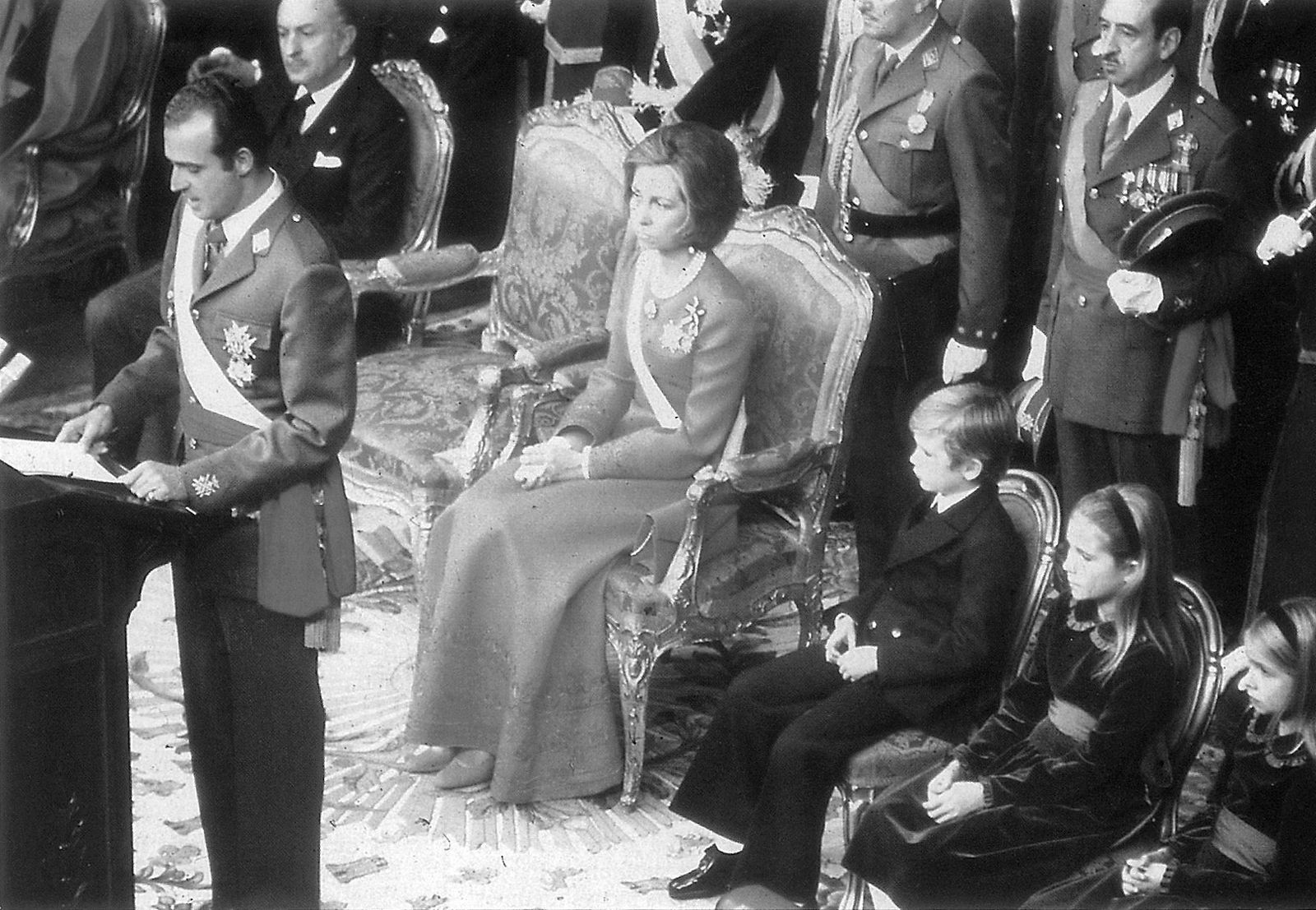 El Rey, en el momento de dirigir su alocución a las Cortes franquistas, el 22 de noviembre de 1975.