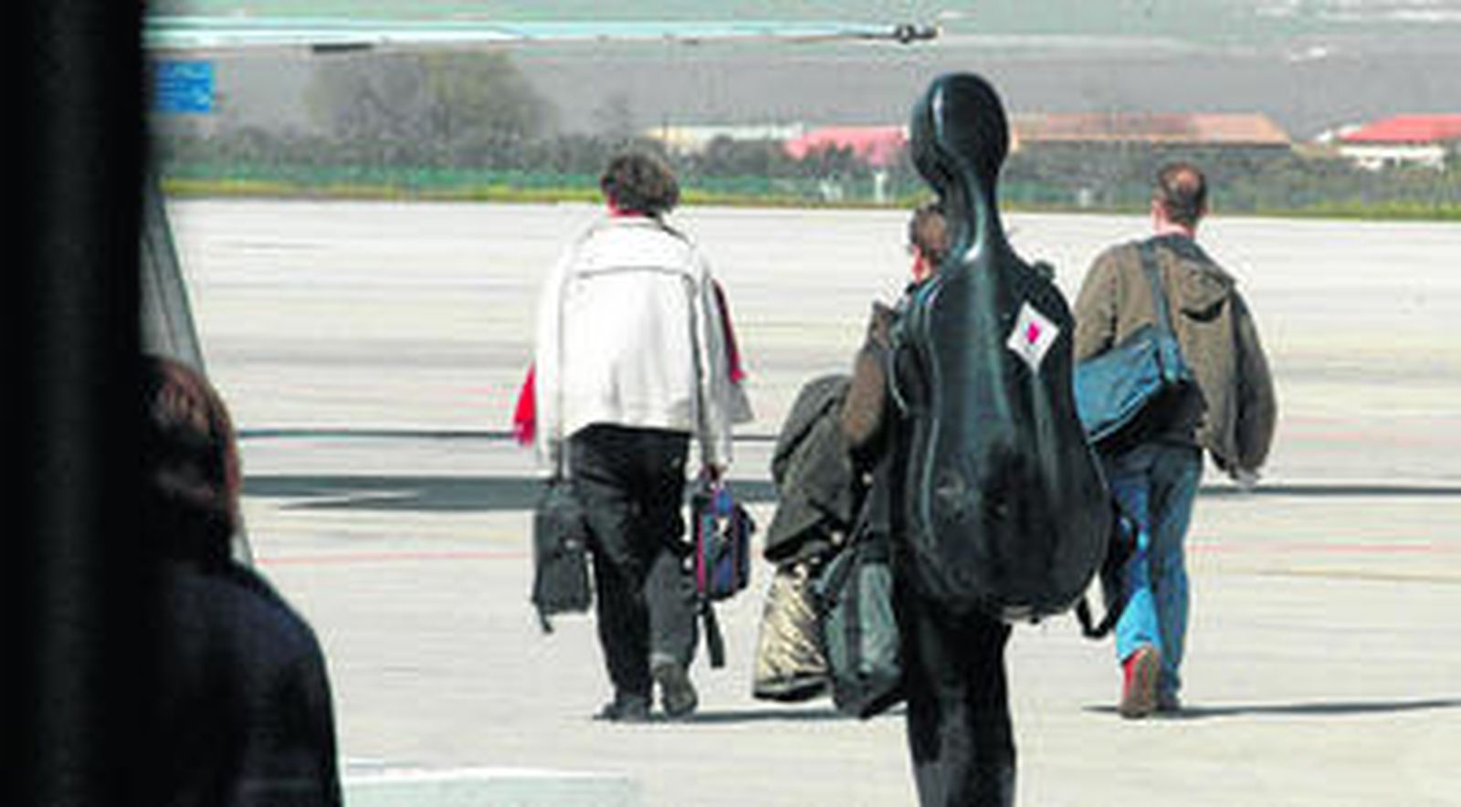Un grupo de pasajeros recorre las pistas del Aeropuerto Federico García Lorca.