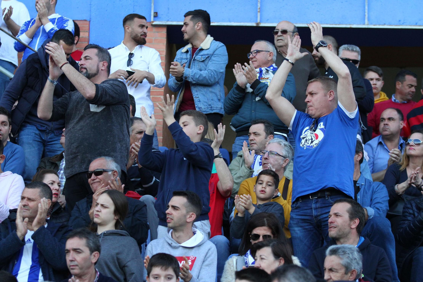 Ambientazo en las gradas del Recreativo de Huelva y el San Fernando
