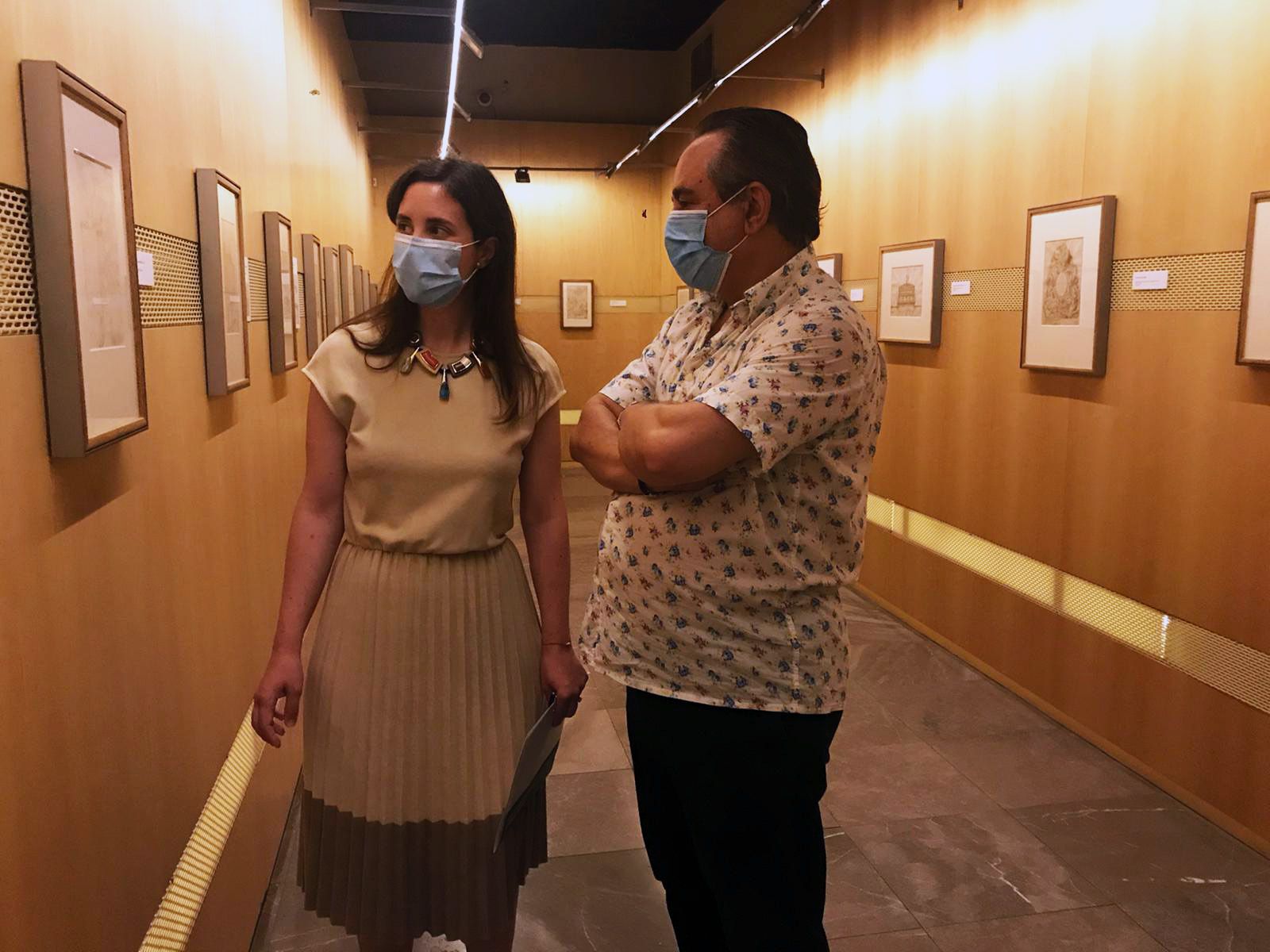 Cristina Casanueva y José María Palencia observan uno de los dibujos de Antonio García Reinoso.