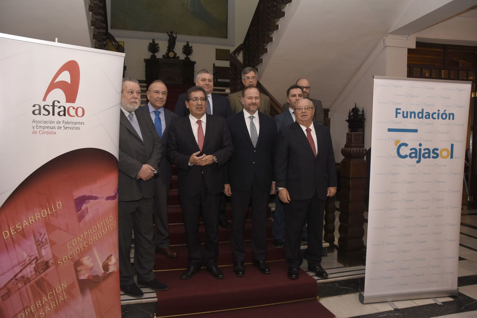 García-Palacios, en el centro, ayer antes de ofrecer la conferencia.
