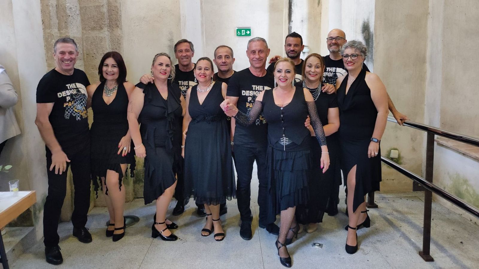 Milagros Gutiérrez, junto a algunos de sus alumnos en la reciente fiesta de los patios.