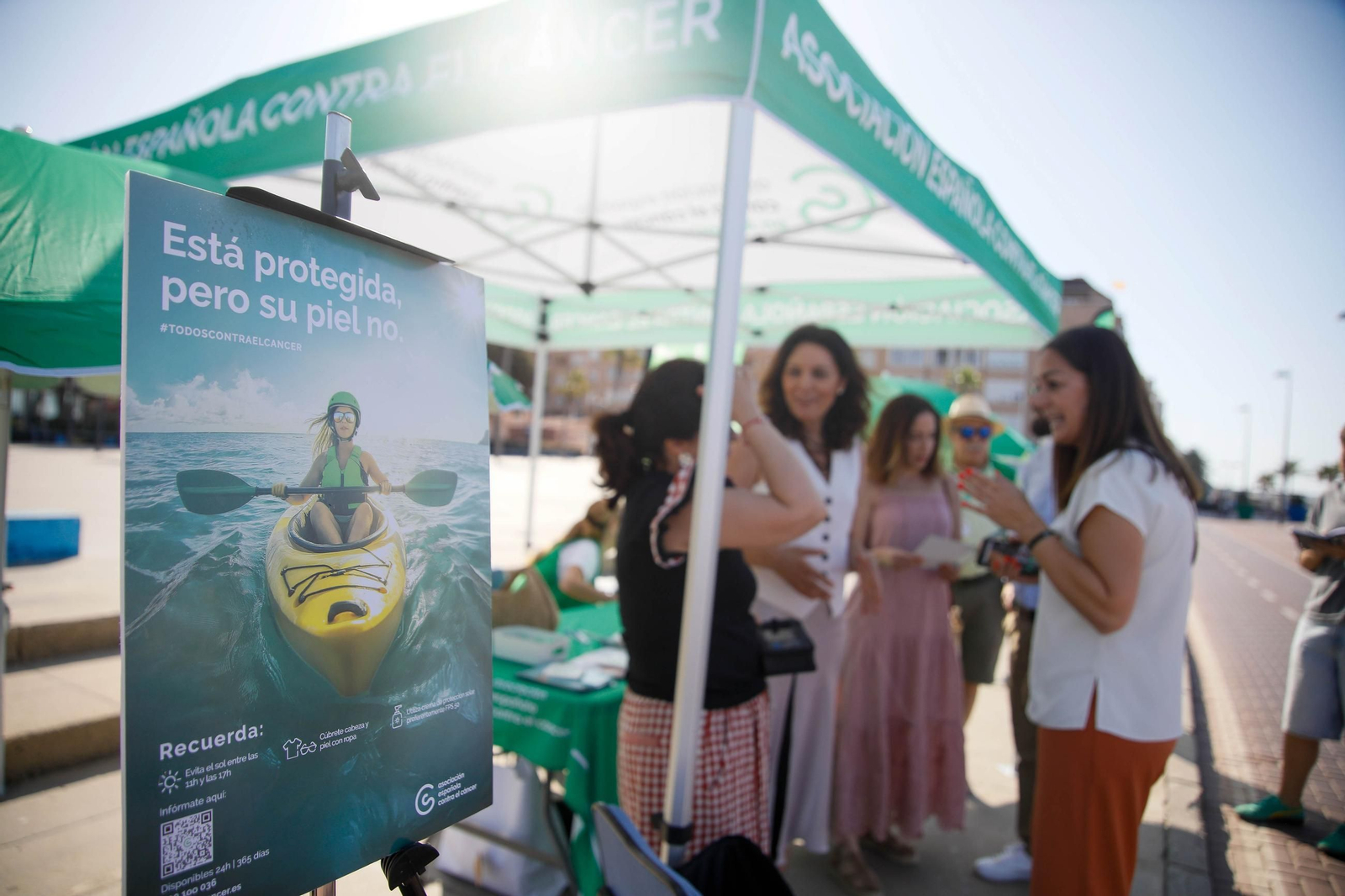 Las imágenes de la carpa informativa sobre prevención del cáncer de piel en Almería