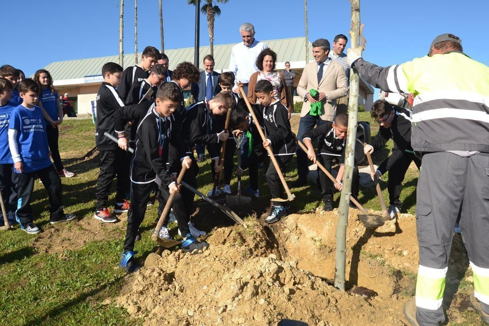 Momento de la plantación de árboles, una de las actividades del Minibasket.