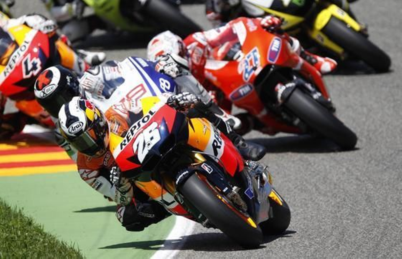 Pedrosa encabezando la carrera de MotoGP.

Foto: Reuters