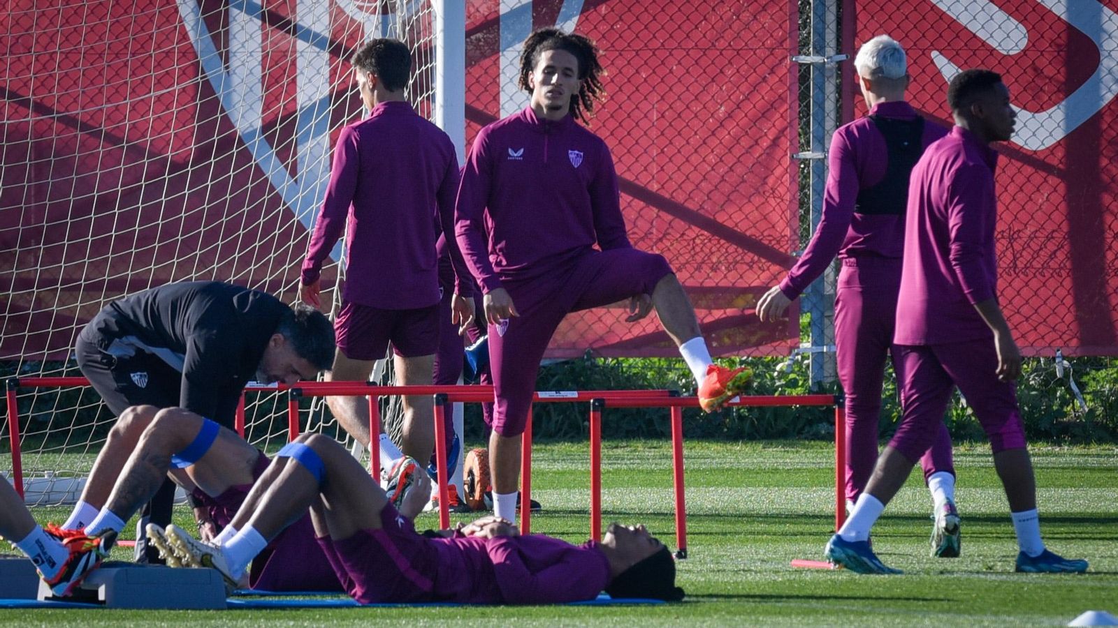 Hannibal, en primer plano; a la derecha, Idumbo.