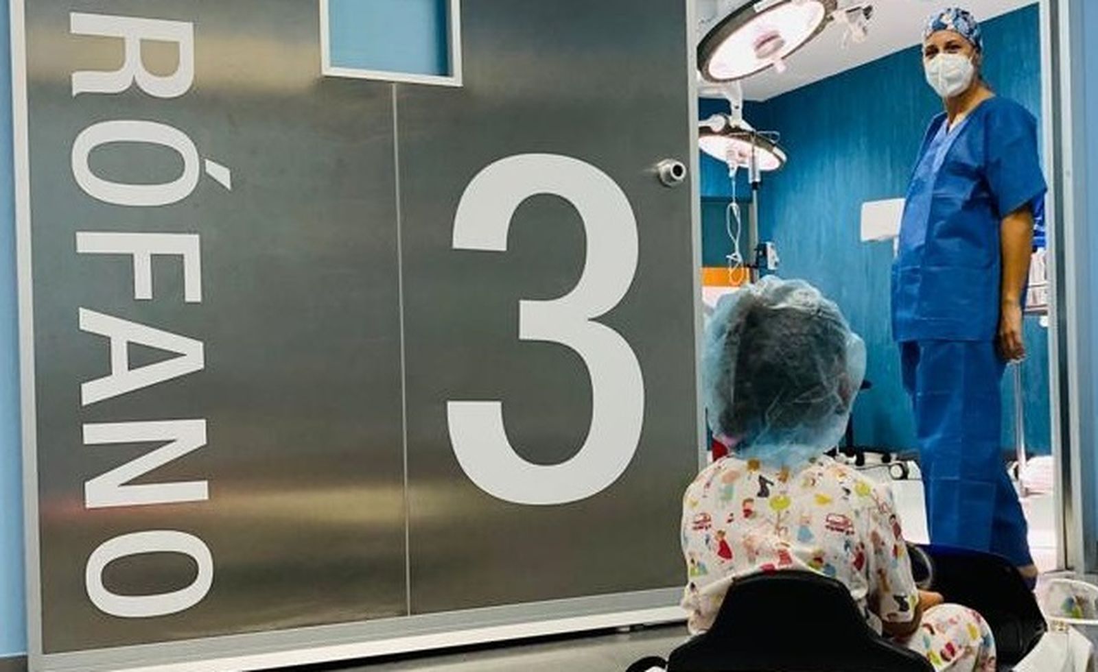 Un niño entra al quirófano del Hospital Quirónsalud Huelva.