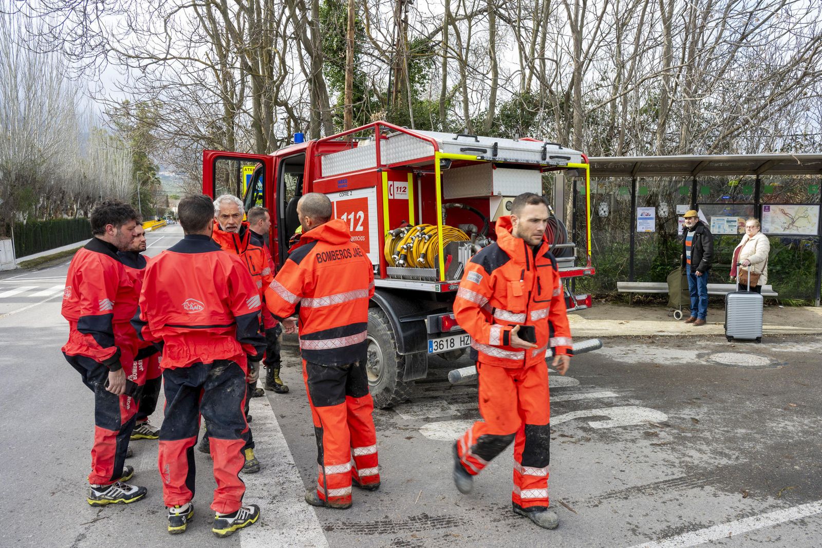 Efectivos de Bomberos, en el desalojo de viviendas en los Puentes ante el posible desbordamiento de los cauces de estos ríos.