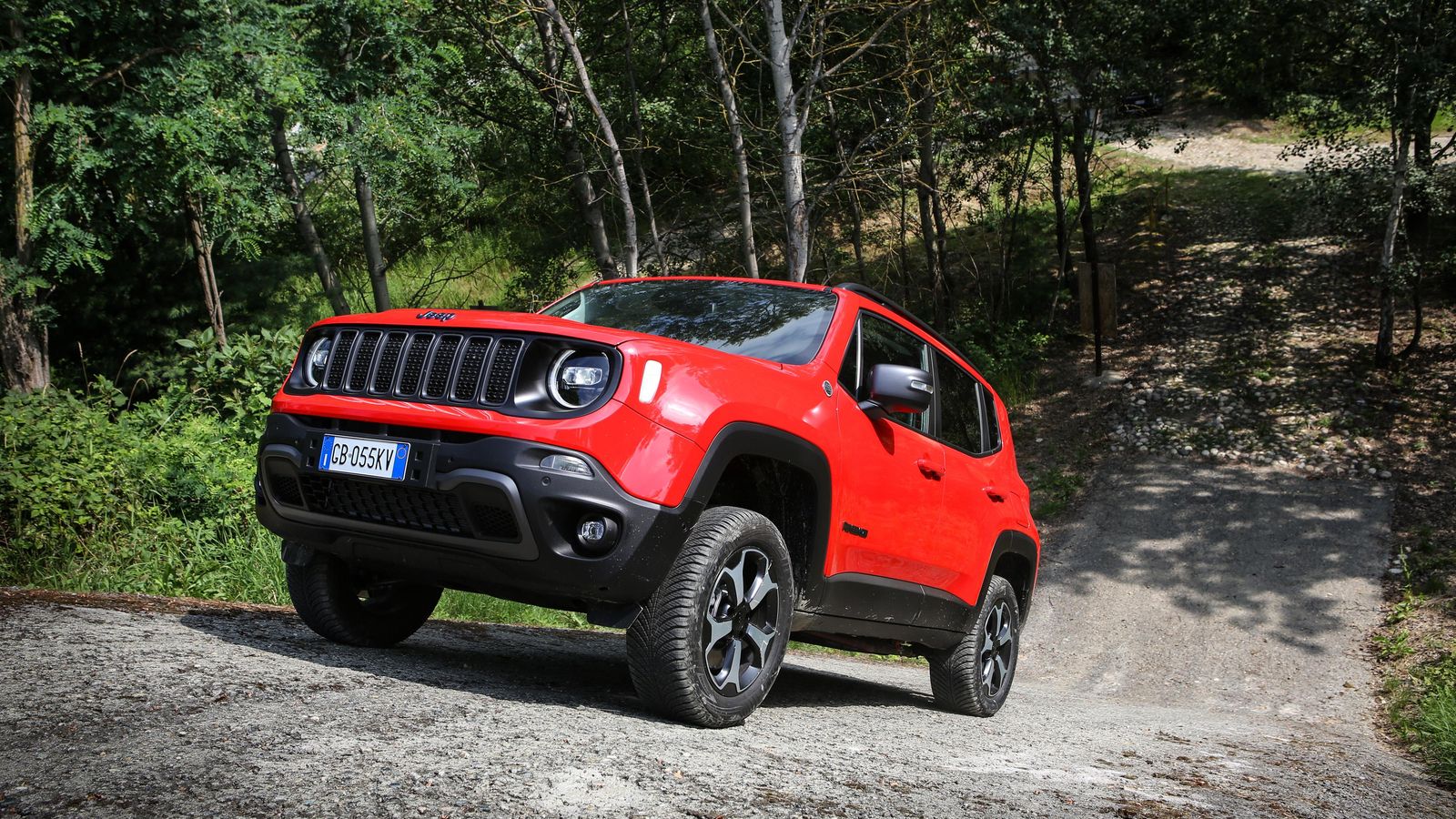 No sólo el concepto híbrido enchufable del sistema 4xe no reduce las posibilidades off-road de los Jeep, sino que las potencia con la rotundidad y suavidad eléctrica.