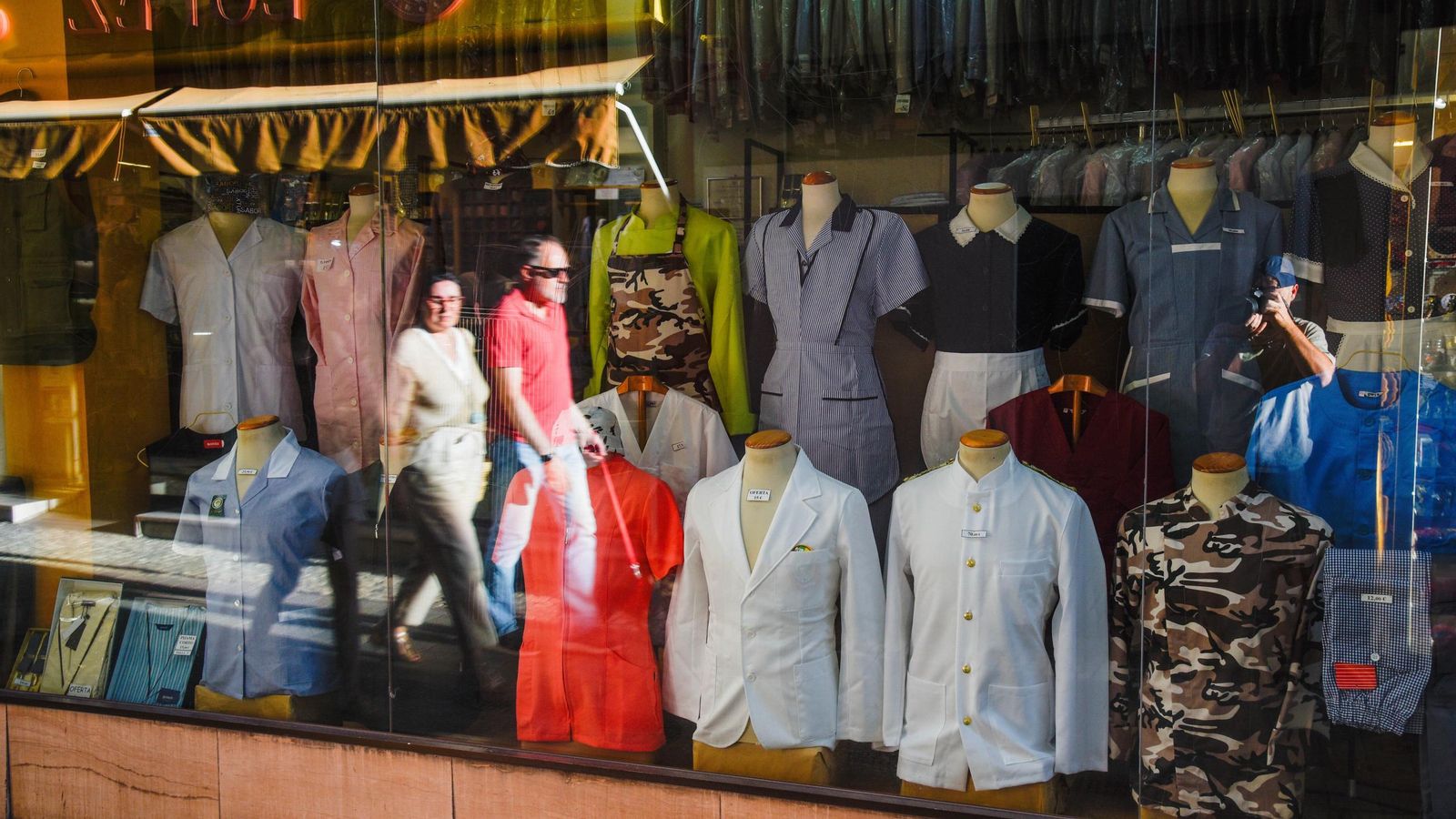 Los clásicos uniformes del escaparate de Cuadro.