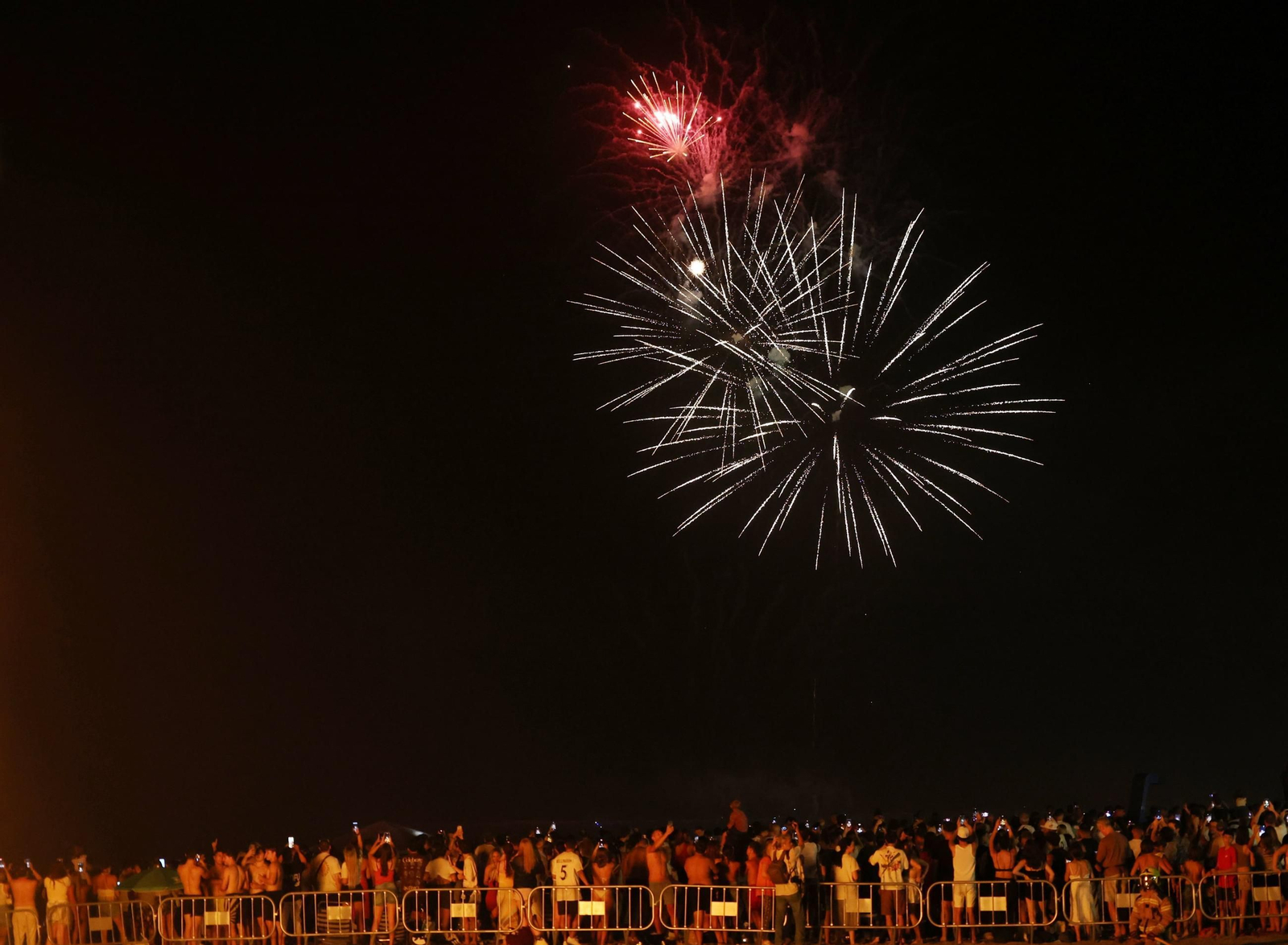 Así se vive la Noche de San Juan en la playa de la Malagueta de Málaga, en fotos