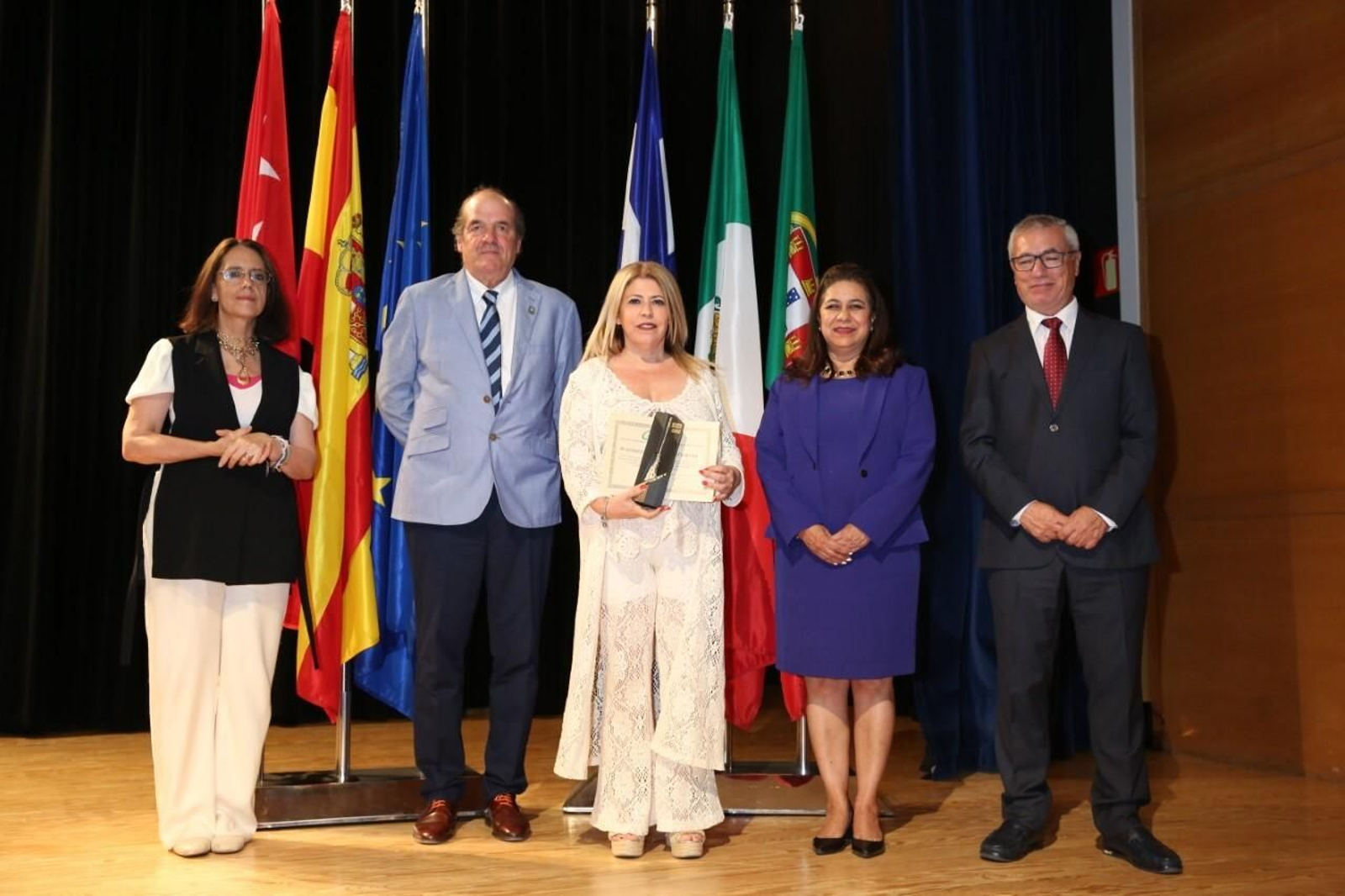 La alcaldesa recibe el galardón que distingue al Ayuntamiento de Jerez como premio ‘Escoba de Oro 2022’ La alcaldesa recibe el galardón que distingue al Ayuntamiento de Jerez como premio ‘Escoba de Oro 2022’