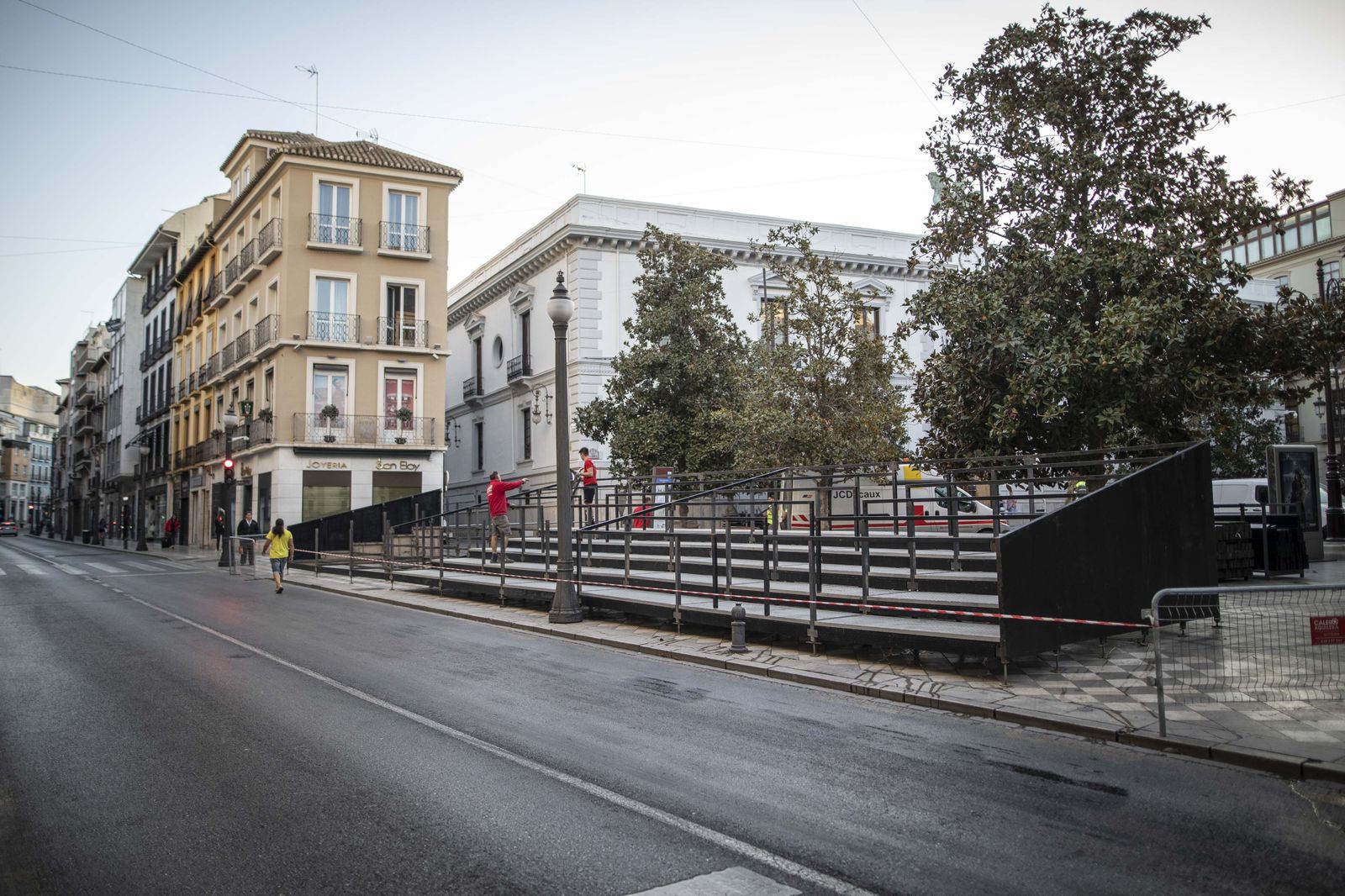 Montaje de gradas en Plaza del Carmen.