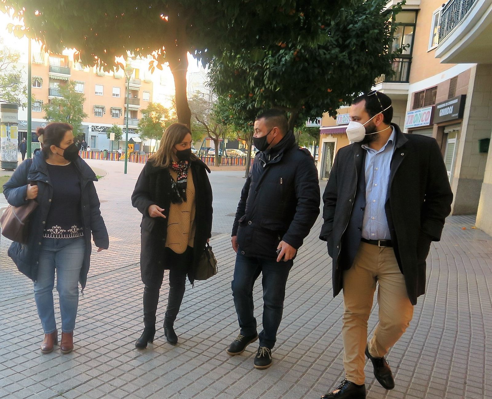 Isabel Ambrosio, en el centro, durante su encuentro con vecinos del barrio Arcángel-Arenal.
