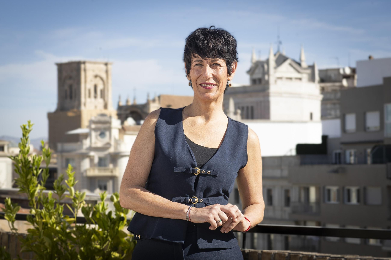 La ministra de Inclusión, Seguridad Social y Migraciones, Elma Sáiz, en la azotea del hotel Eurostars Puerta Real de Granada.
