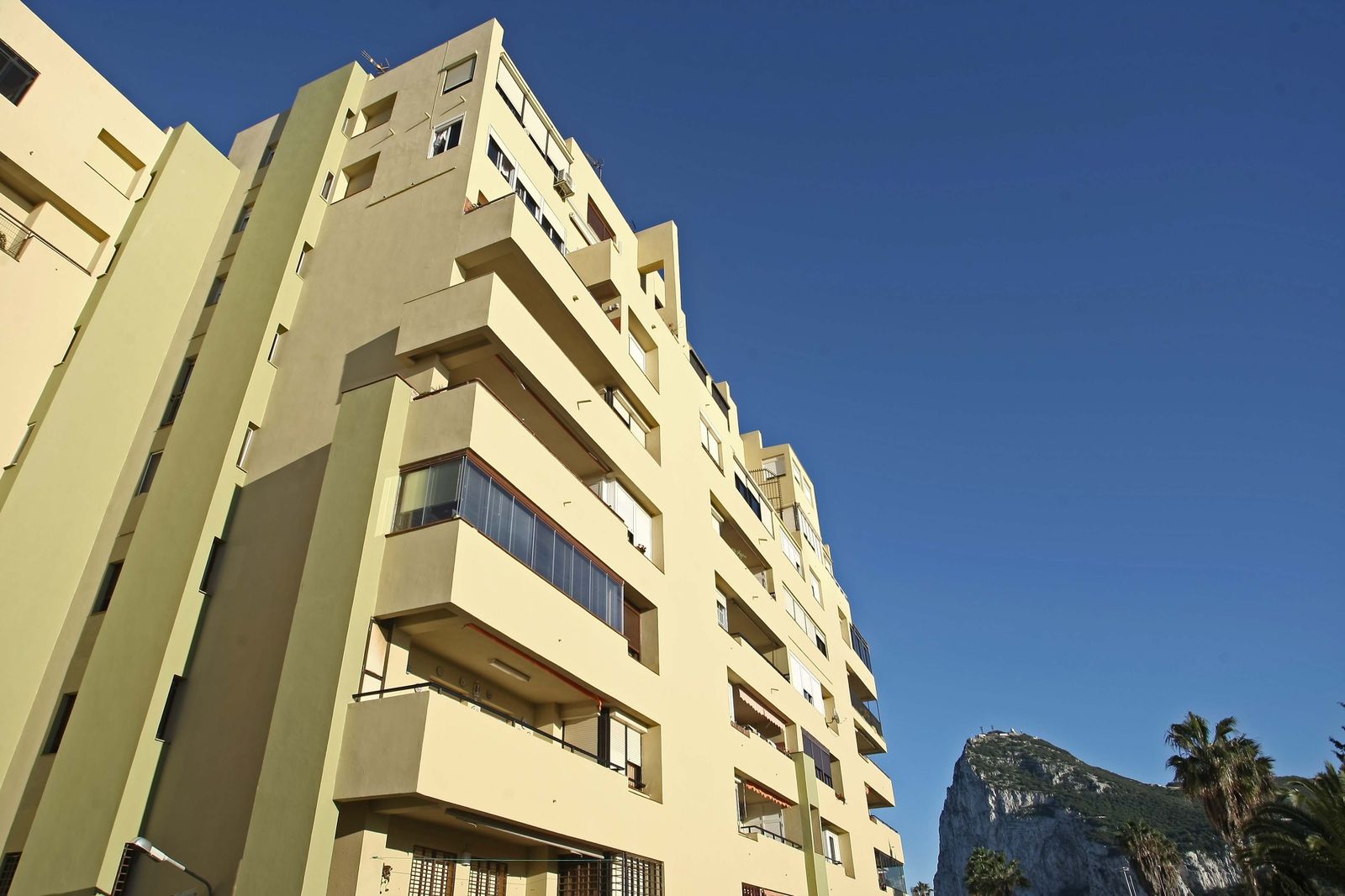 Un bloque de viviendas en La Línea.