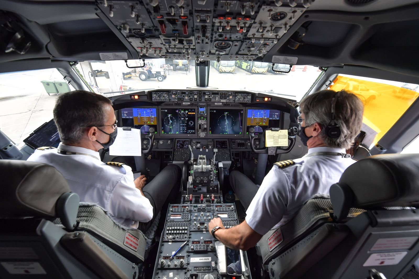 Dos pilotos en la cabina de un avión.