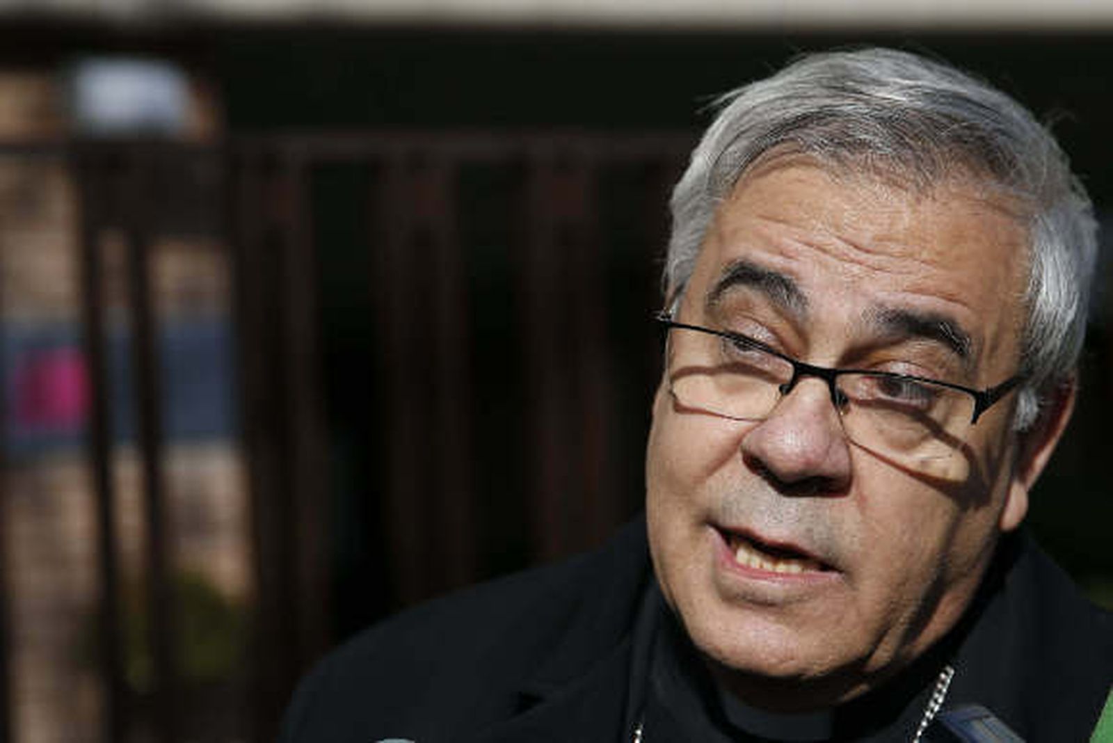 El arzobispo de Granada dice que su cargo está "en manos de la Iglesia y del Papa"