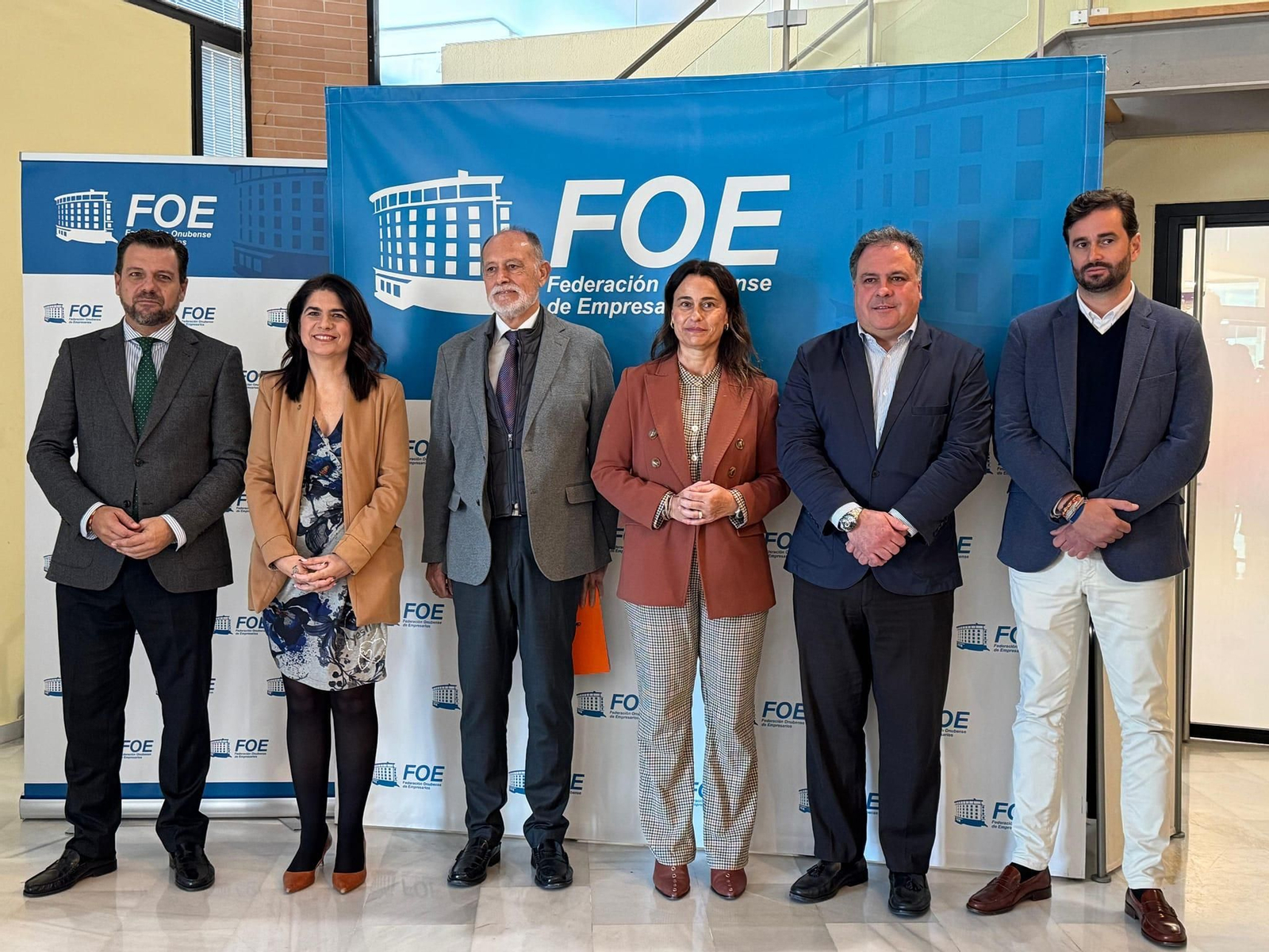 Lucía Núñez, la segunda por la izquierda, junto al resto de representantes institucionales presentes en el Foro organizado por FOE. Lucía Núñez, la segunda por la izquierda, junto al resto de representantes institucionales presentes en el Foro organizado por FOE.