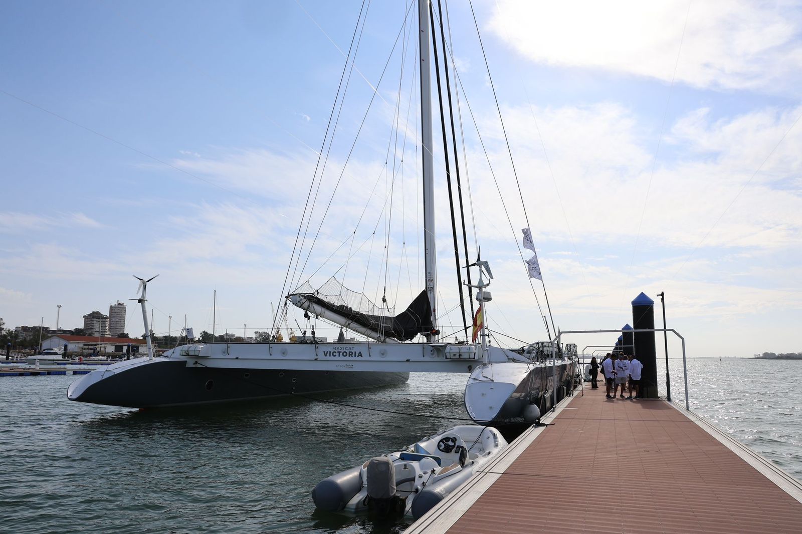 Imagen del Maxicat Victoria en la Marina del Odiel de Huelva.