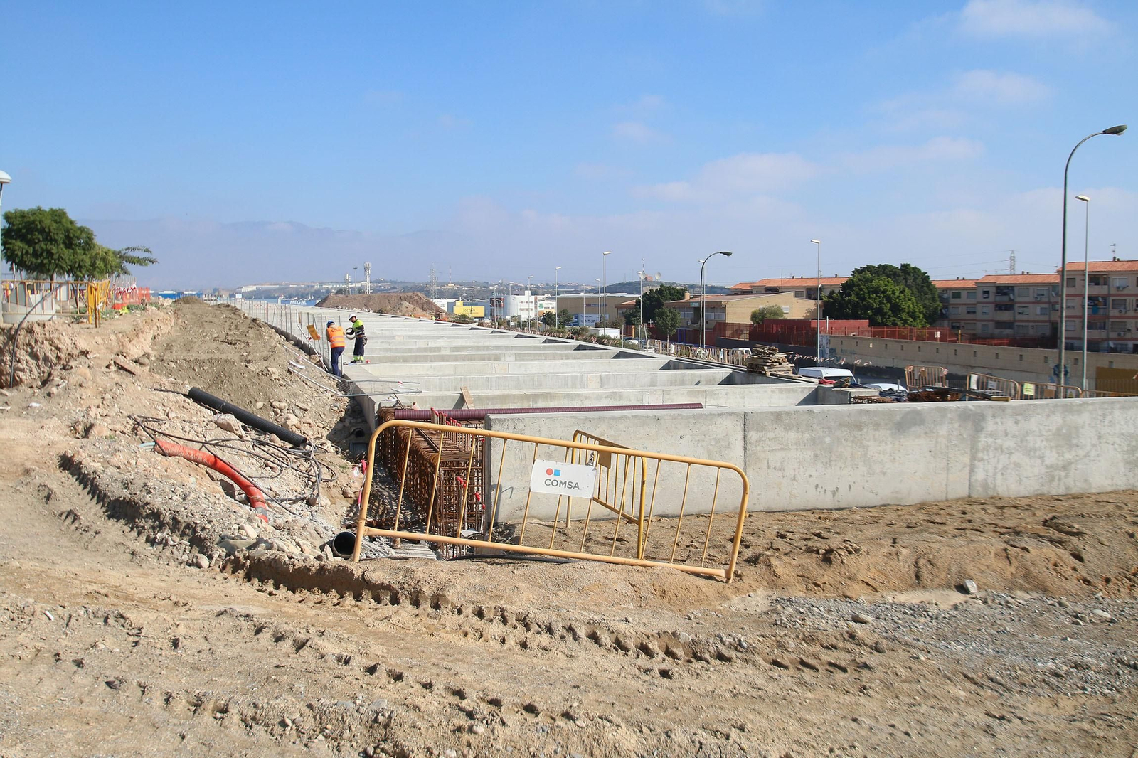 Ejecución de estampidores (soportes horizontales entre las pantallas), en las obras del soterramiento