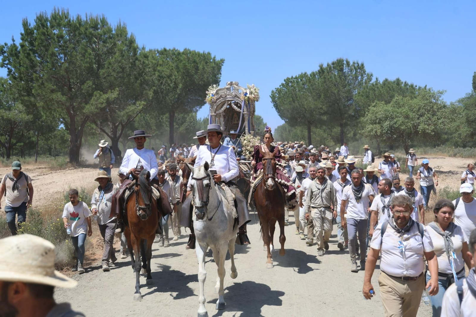 La Hermandad del Rocío de Huelva este año durante el camino a la aldea.